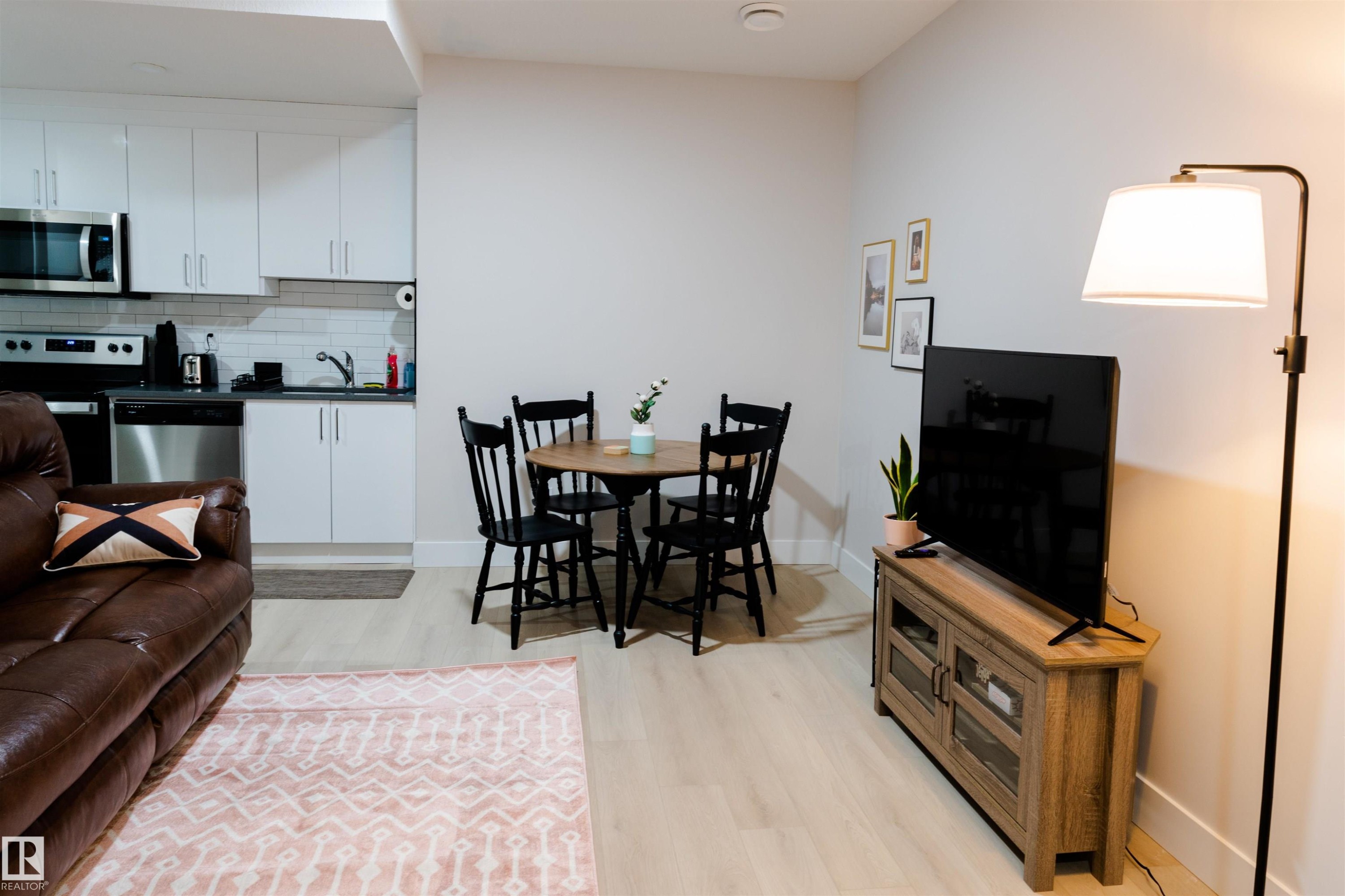 2104 160 Street Sw, Edmonton, AB - Indoor