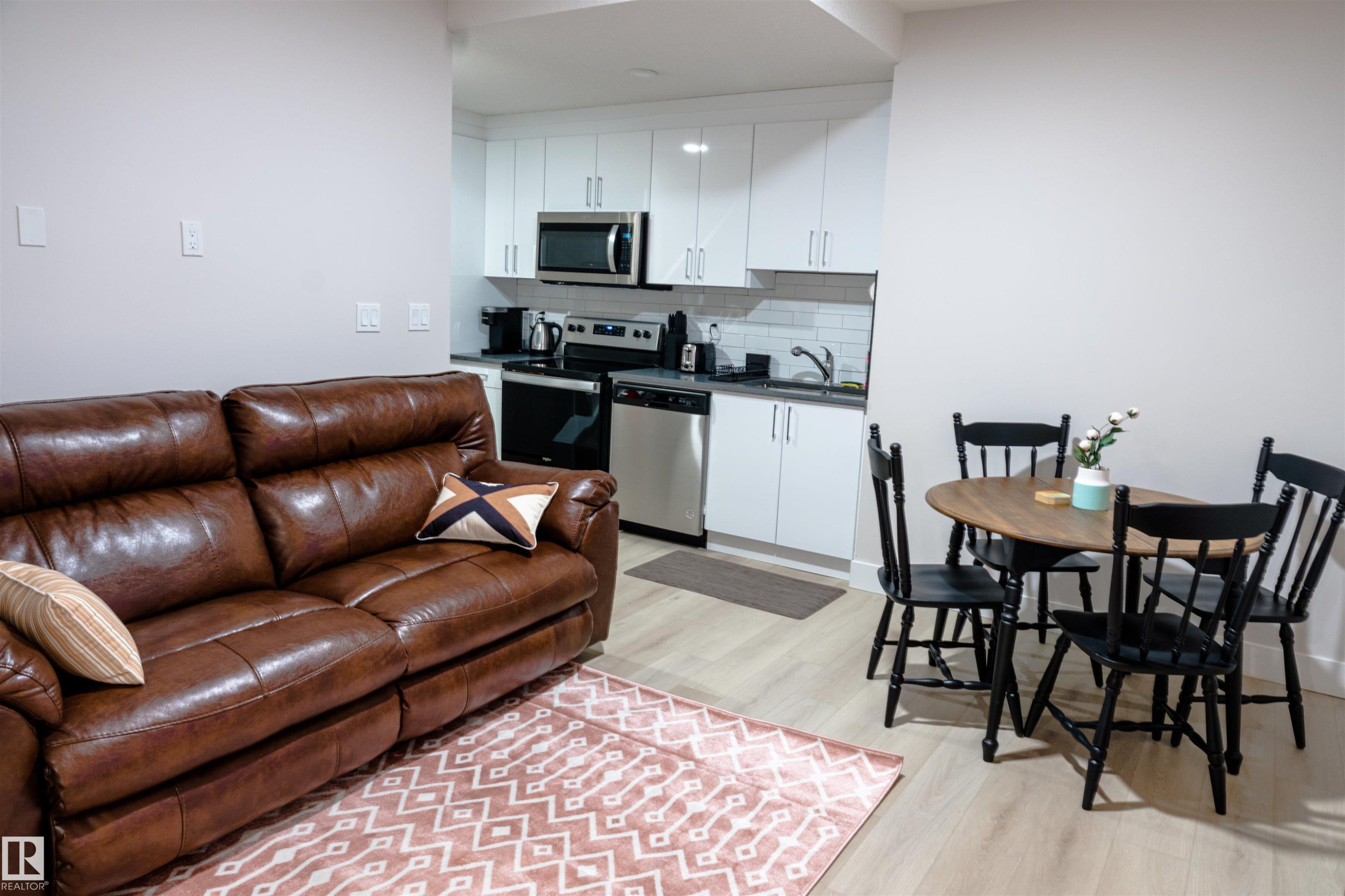 2104 160 Street Sw, Edmonton, AB - Indoor