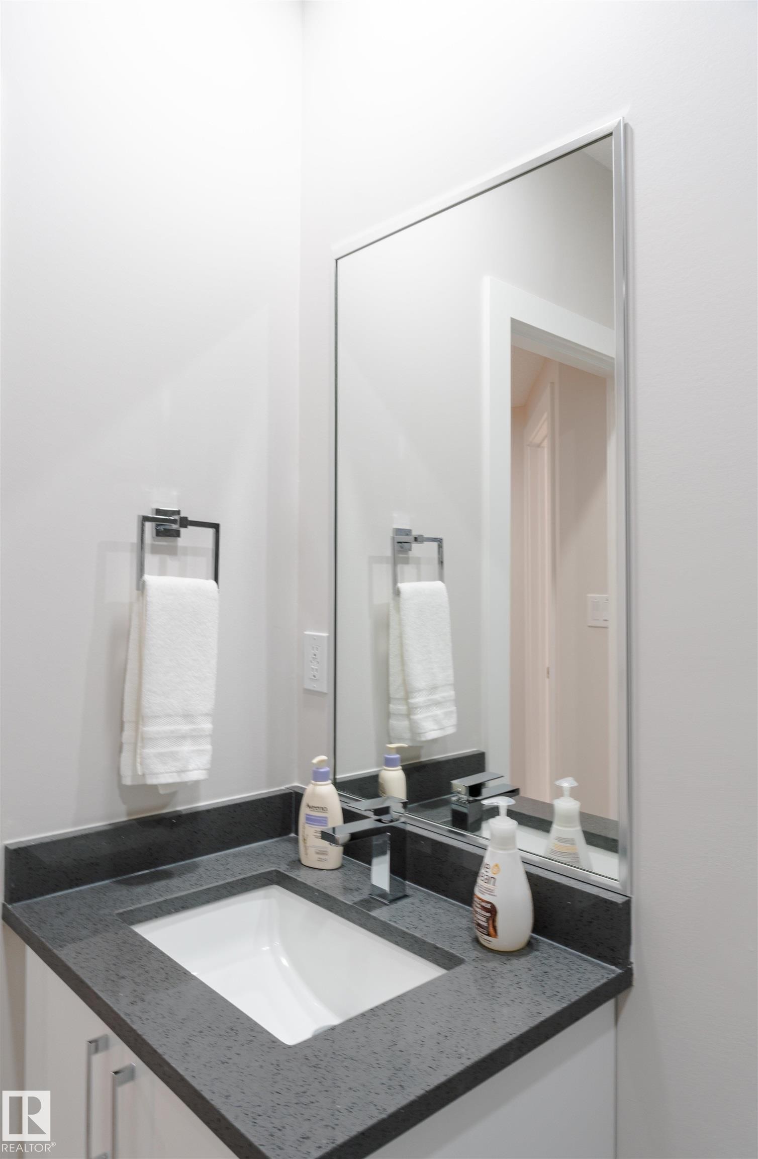 2104 160 Street Sw, Edmonton, AB - Indoor Photo Showing Bathroom