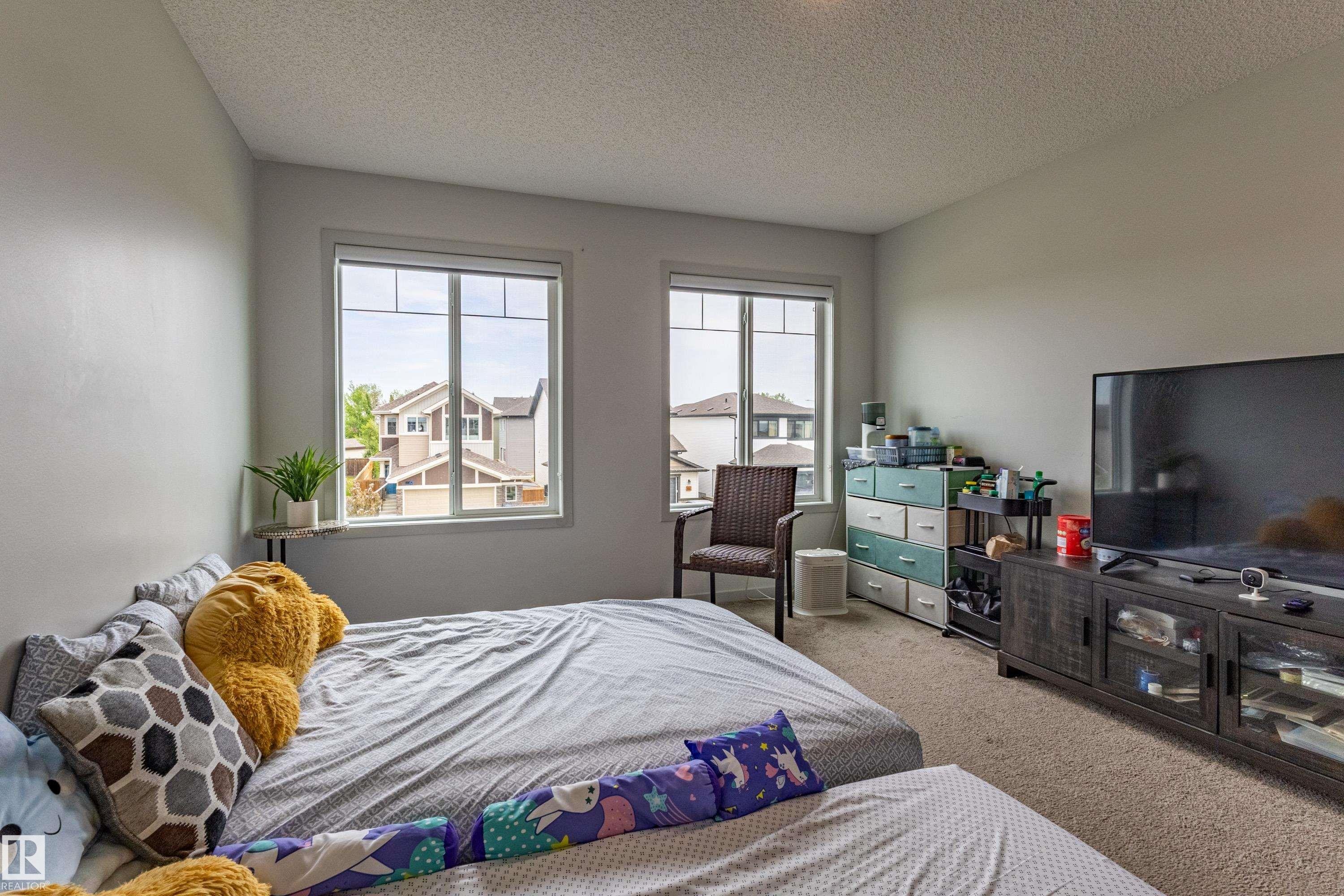 Carpeted room with light neutral wall paint - 41 Sequoia Bend, Fort Saskatchewan, AB