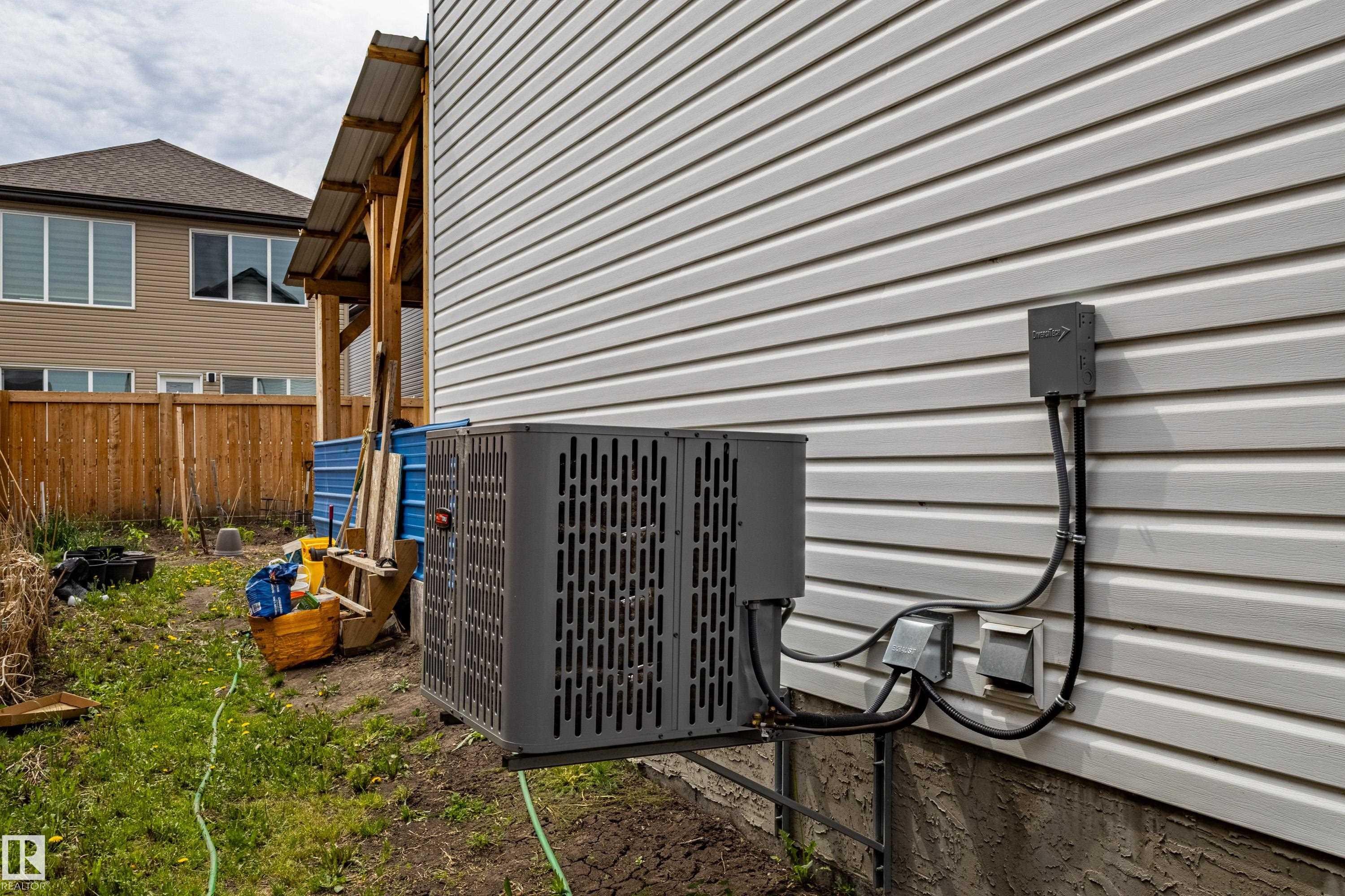Exterior vinyl siding in a horizontal profile - 41 Sequoia Bend, Fort Saskatchewan, AB
