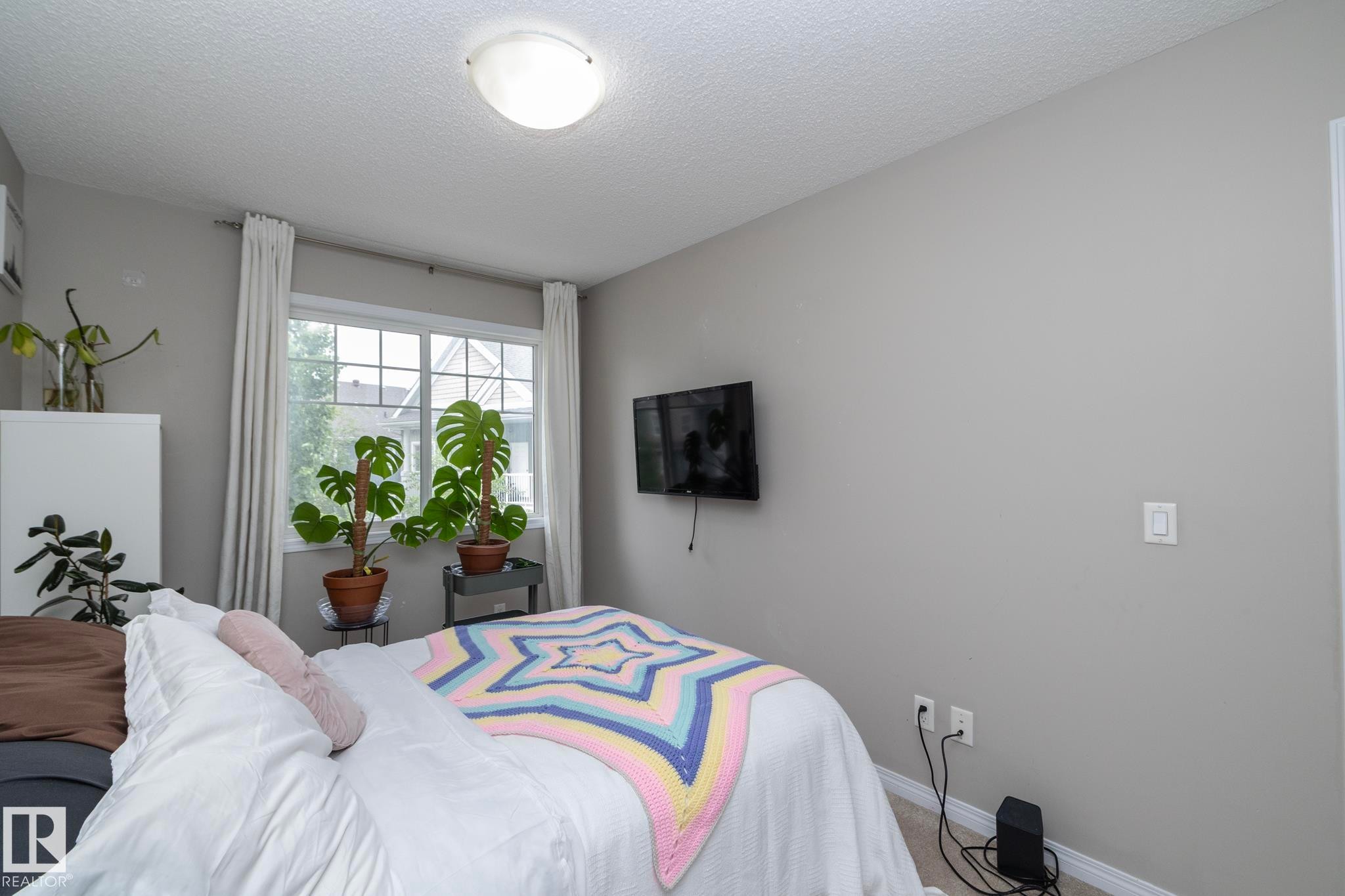 Neutral wall paint, white trim, and a textured ceiling - 46 4050 Savaryn Drive, Edmonton, AB