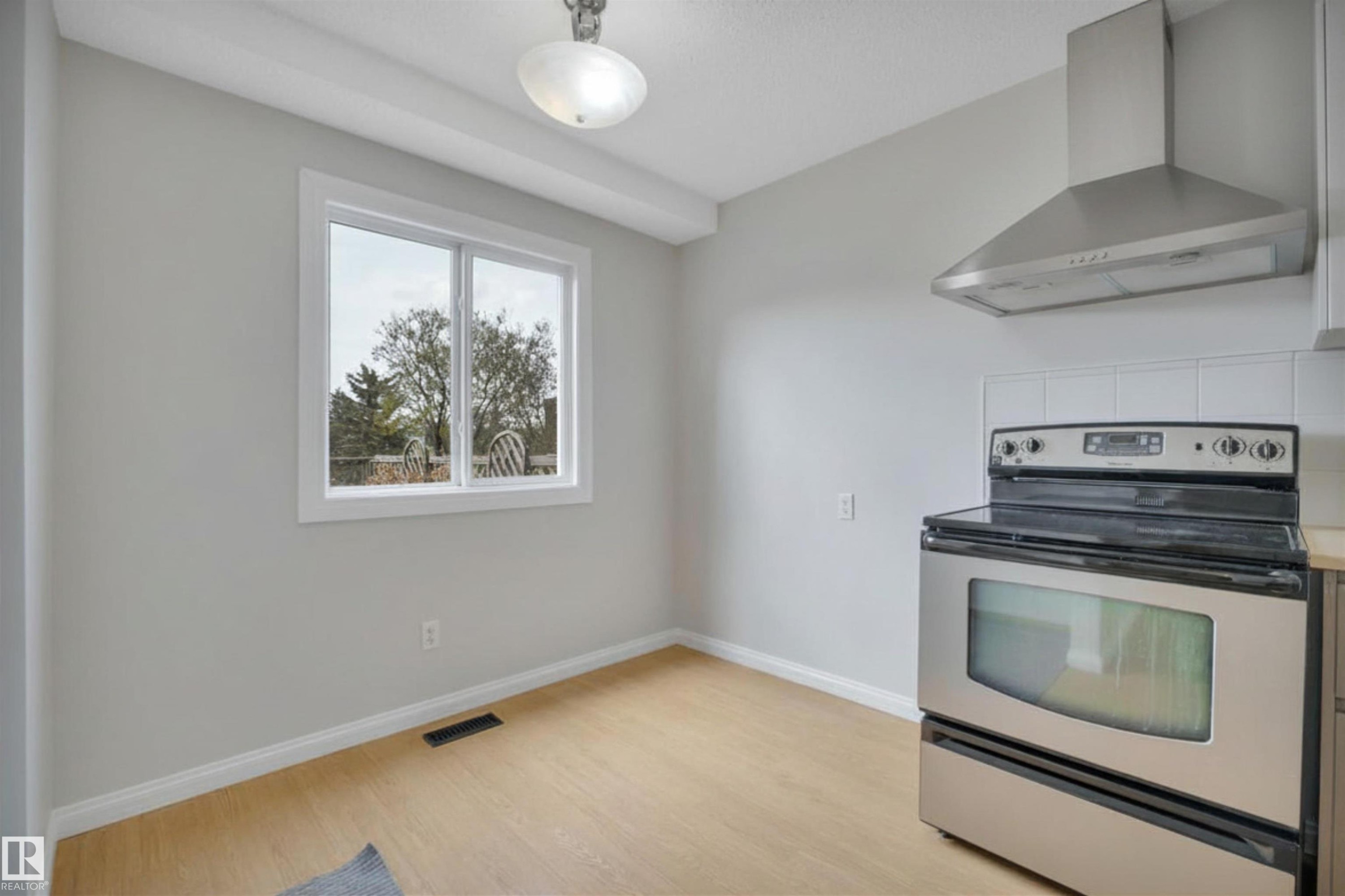 5353 Hill View Crescent Nw, Edmonton, AB - Indoor Photo Showing Kitchen