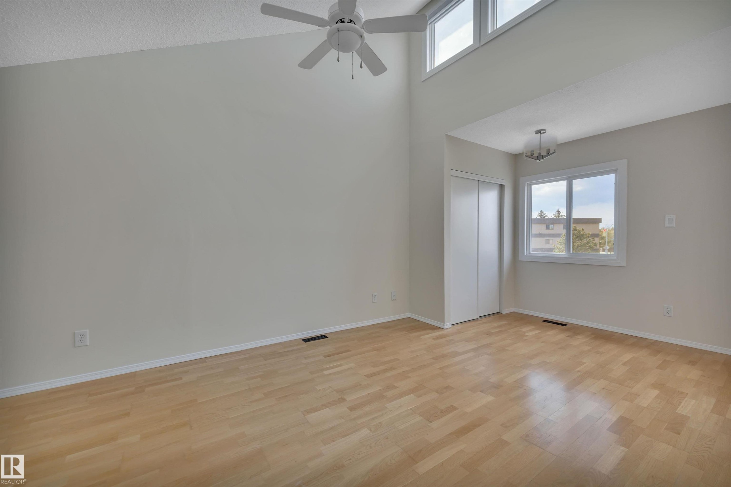 5353 Hill View Crescent Nw, Edmonton, AB - Indoor Photo Showing Other Room