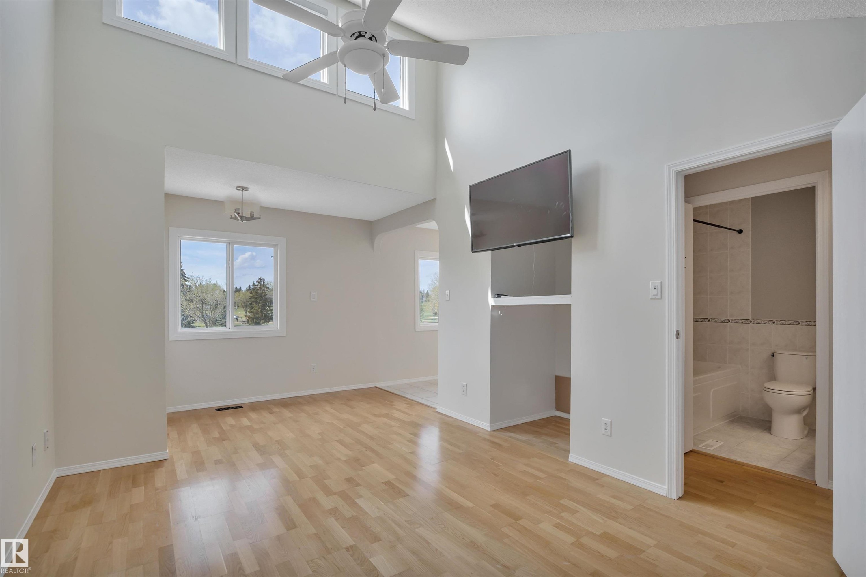 5353 Hill View Crescent Nw, Edmonton, AB - Indoor Photo Showing Other Room