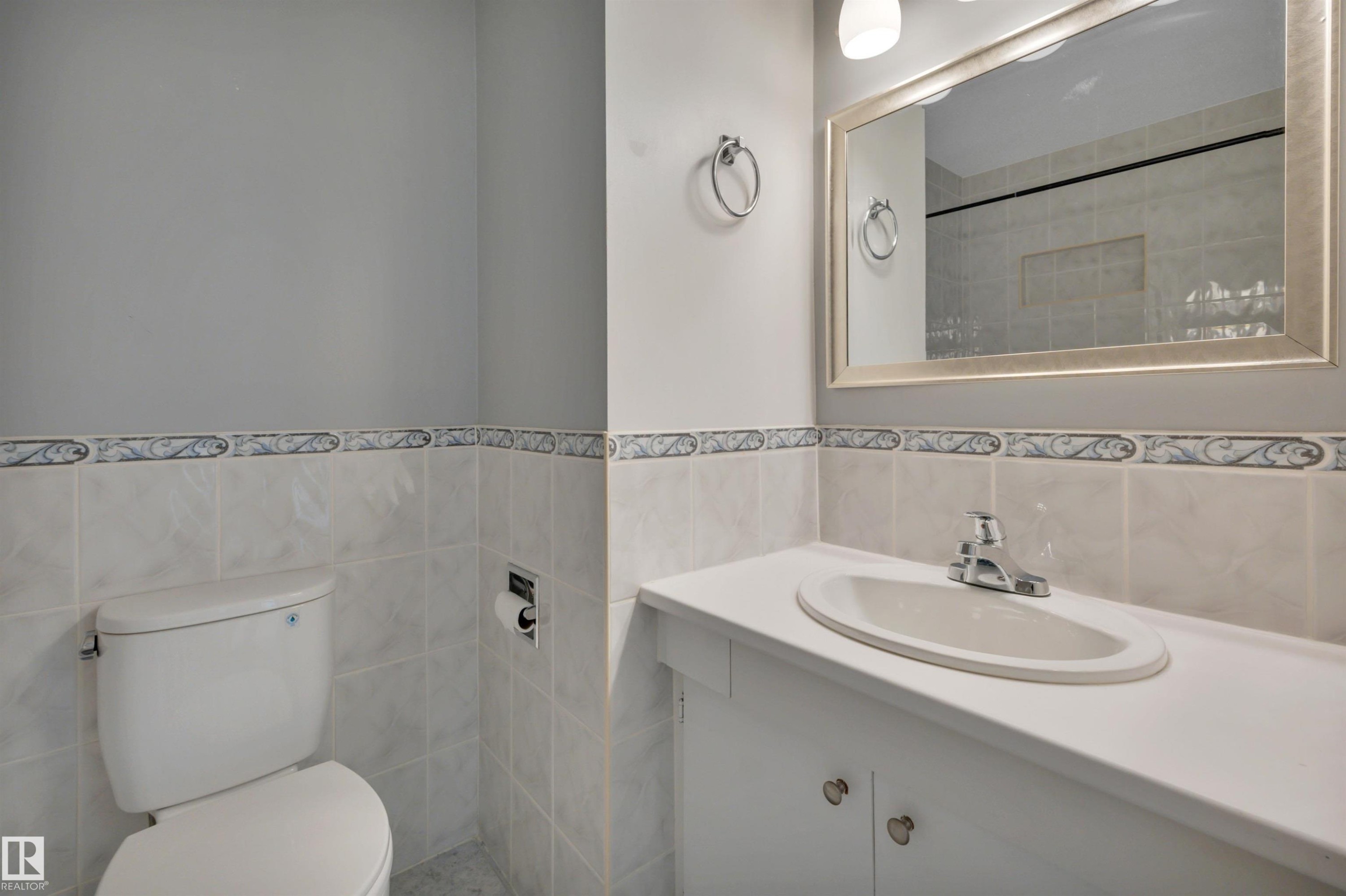 5353 Hill View Crescent Nw, Edmonton, AB - Indoor Photo Showing Bathroom