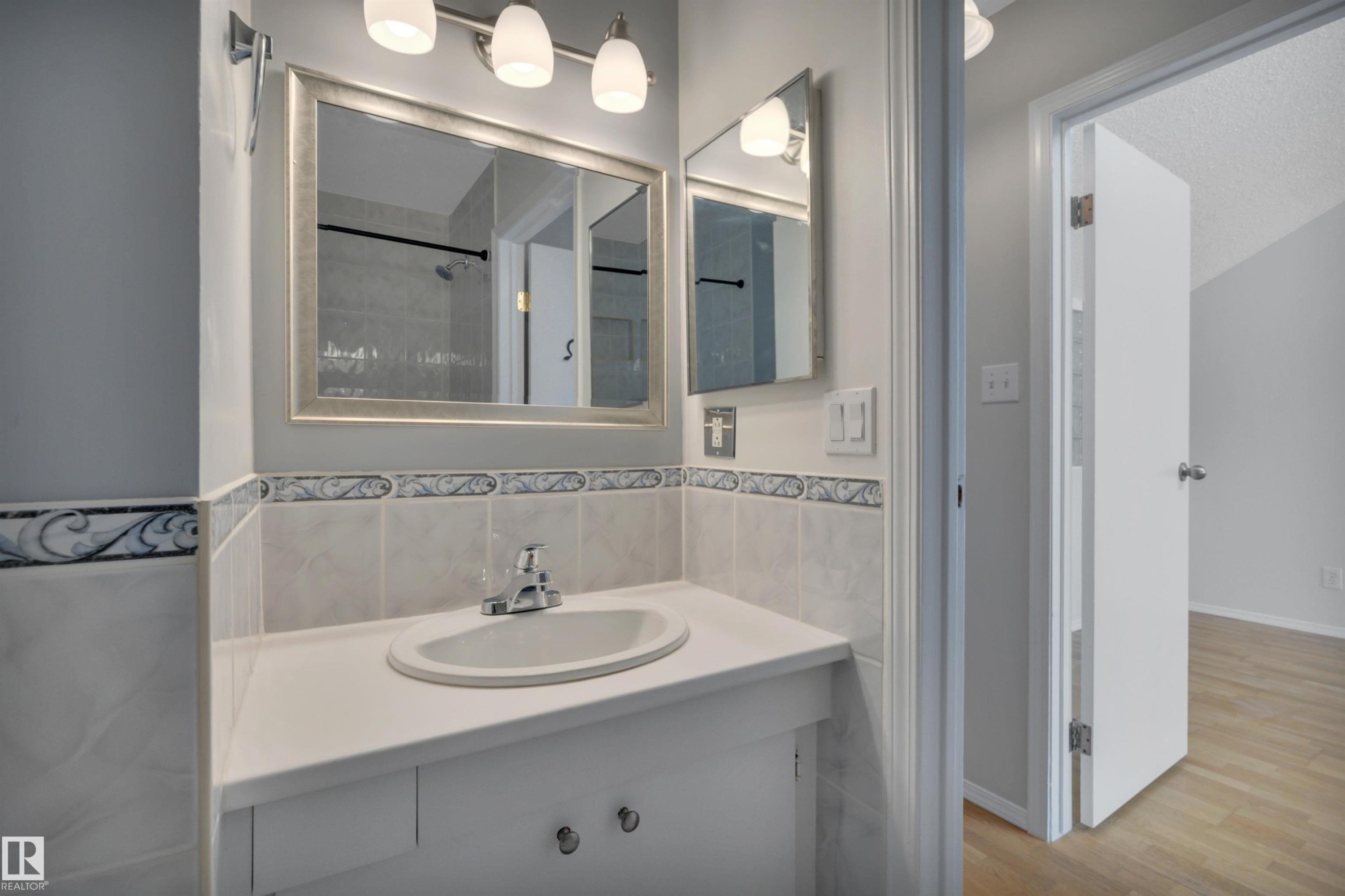 5353 Hill View Crescent Nw, Edmonton, AB - Indoor Photo Showing Bathroom
