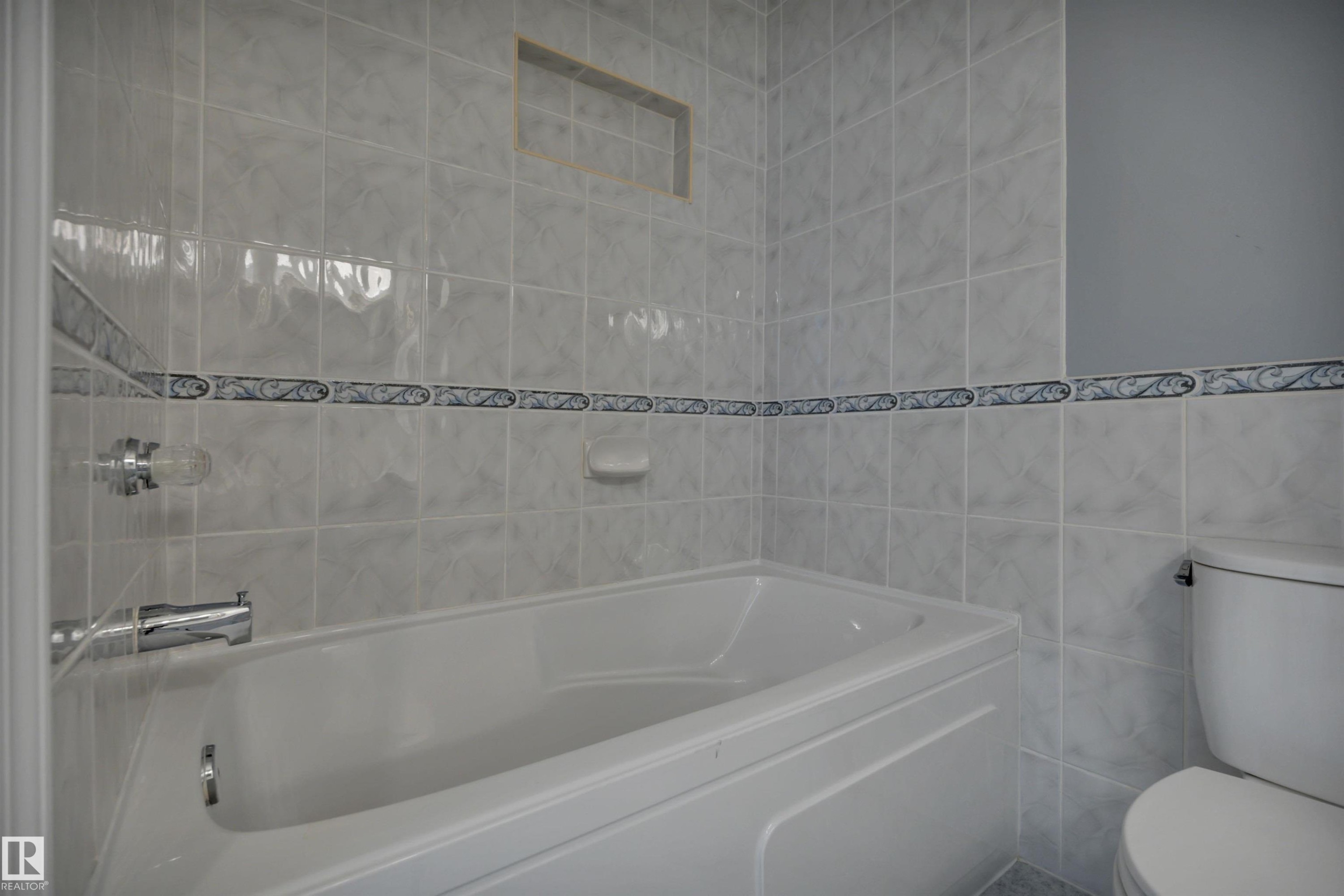 5353 Hill View Crescent Nw, Edmonton, AB - Indoor Photo Showing Bathroom
