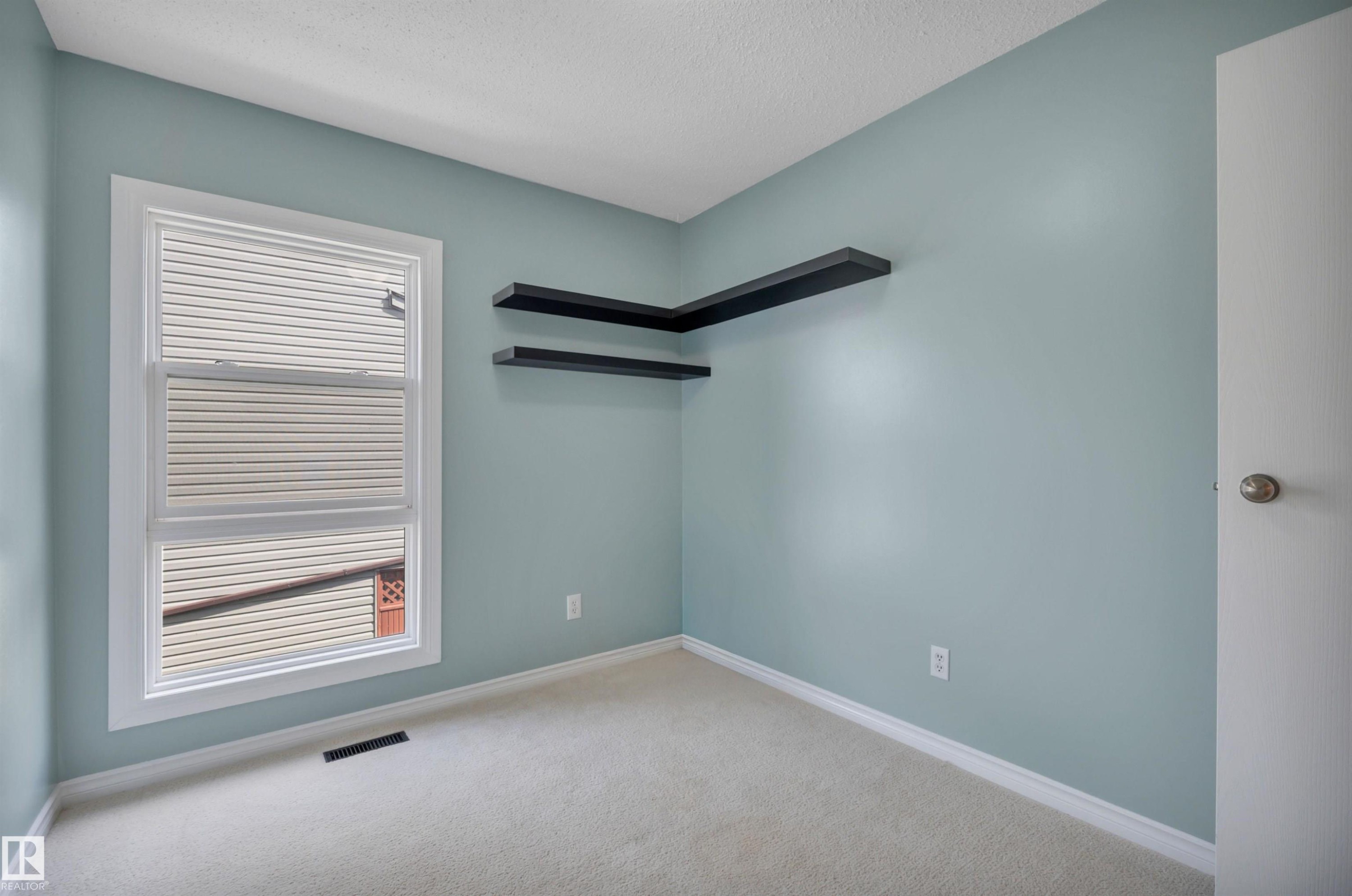 5353 Hill View Crescent Nw, Edmonton, AB - Indoor Photo Showing Other Room