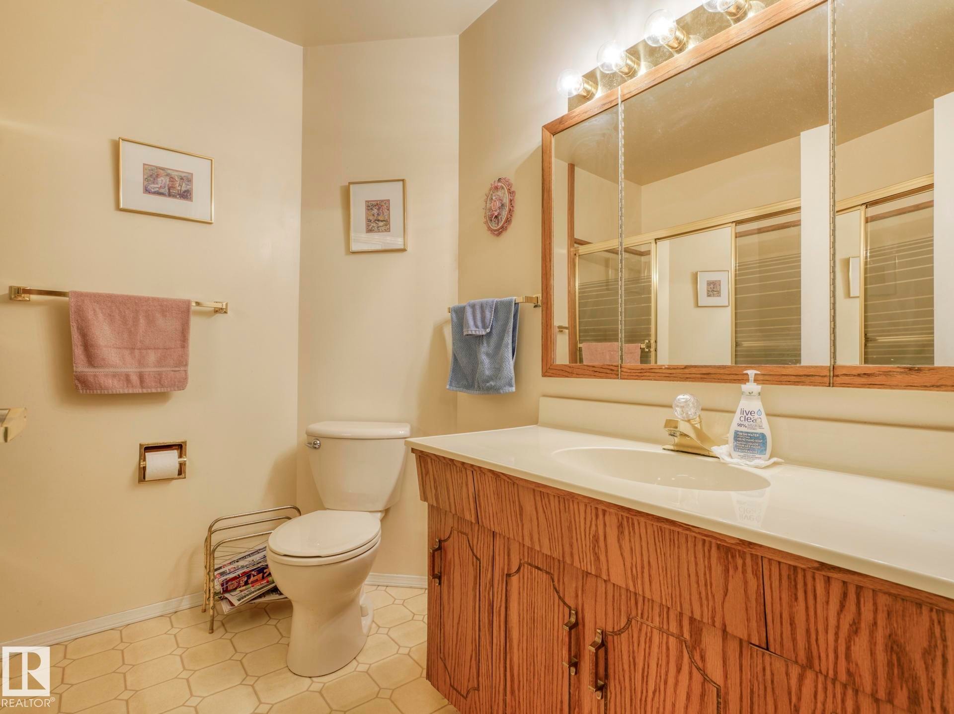 4-pce bath on the main floor. - 9608 150 Street Nw, Edmonton, AB
