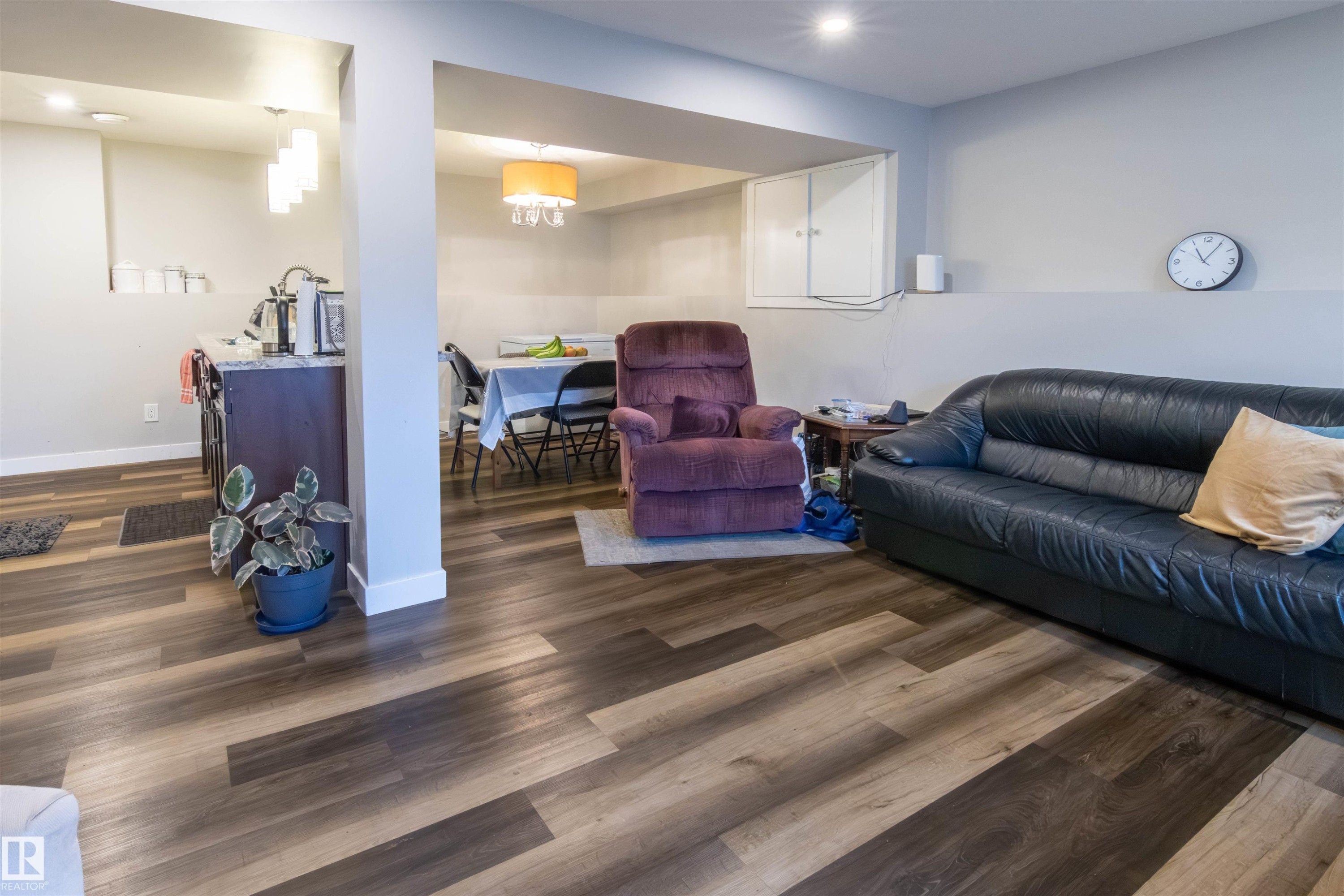Living room - 4004 88 Street Nw, Edmonton, AB - Indoor Photo Showing Living Room