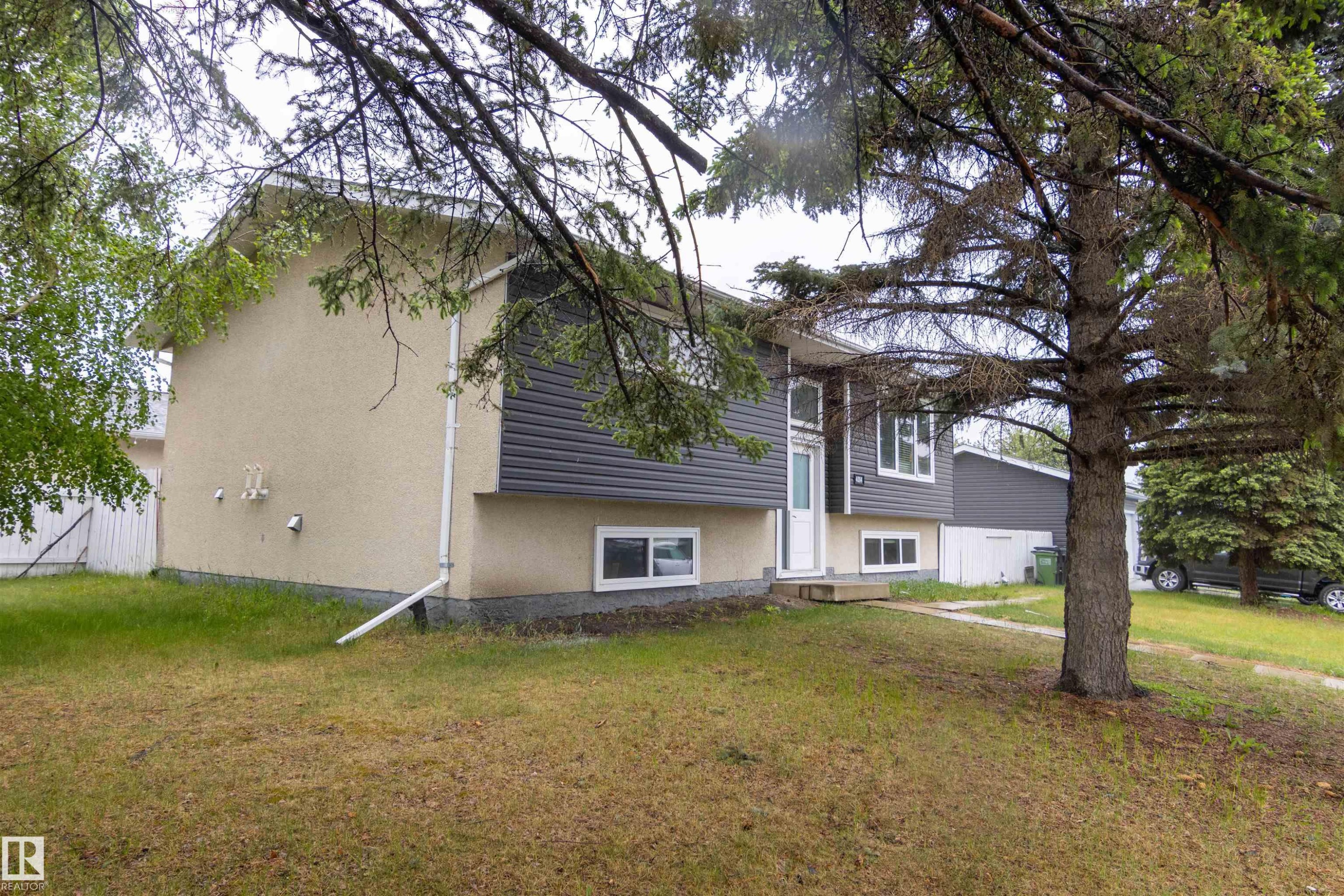 Split-level residence featuring a stucco and horizontal siding exterior - 4004 88 Street Nw, Edmonton, AB - Outdoor