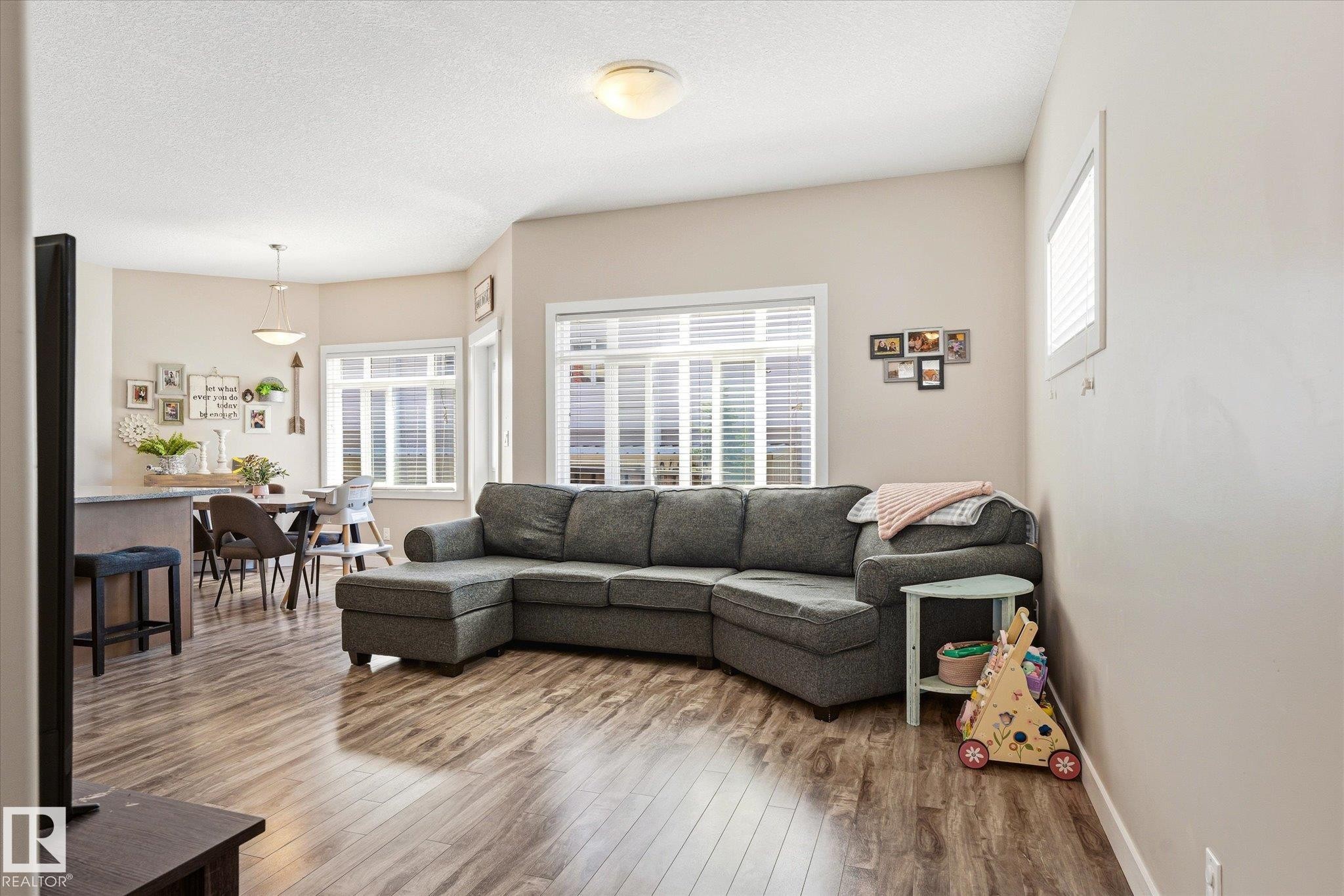 1 16537 130A Street, Edmonton, AB - Indoor Photo Showing Living Room
