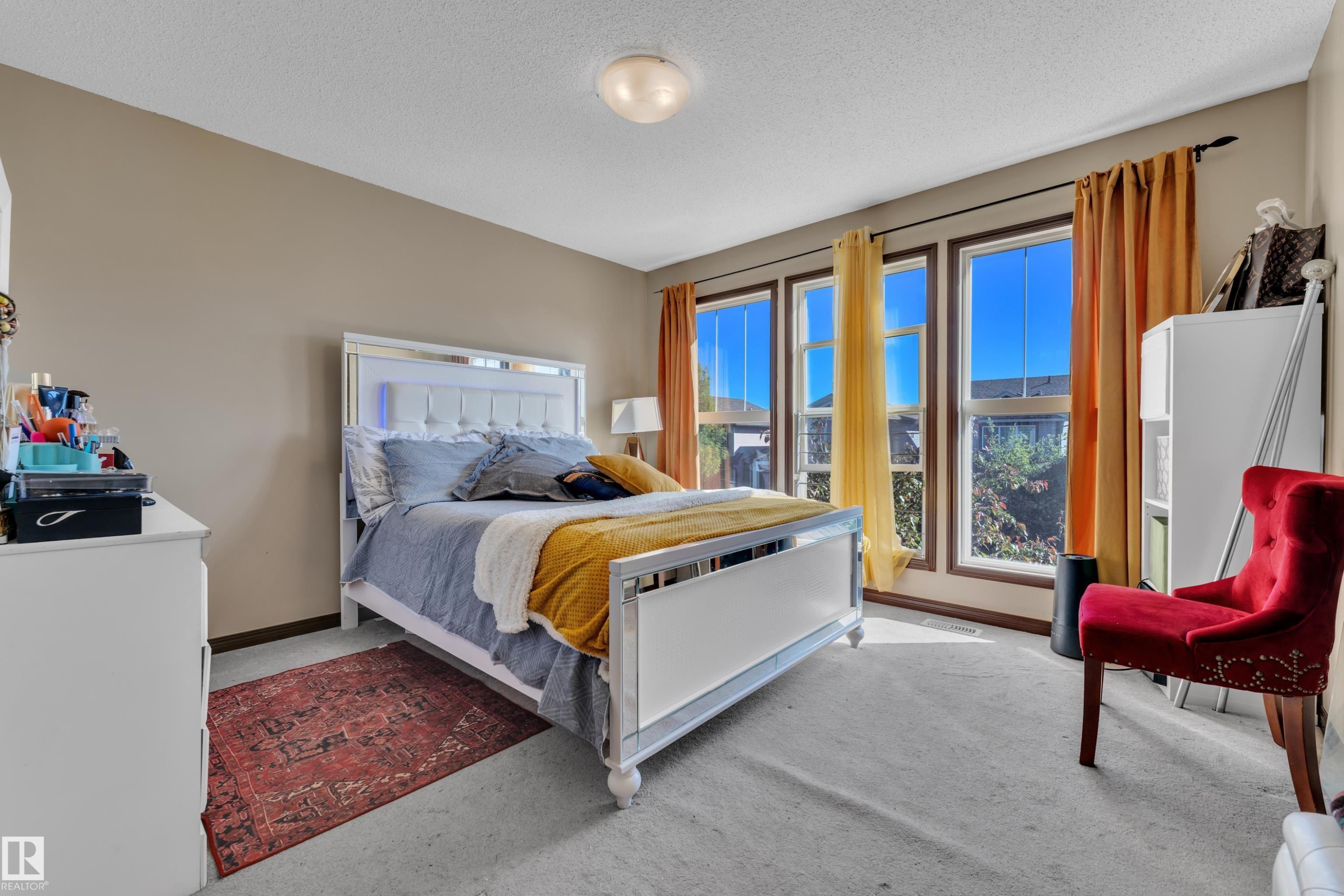 Bedroom featuring multiple large windows, neutral wall tones, and a ceiling-mounted light fixture - 621 Mcdonough Link Link, Edmonton, AB