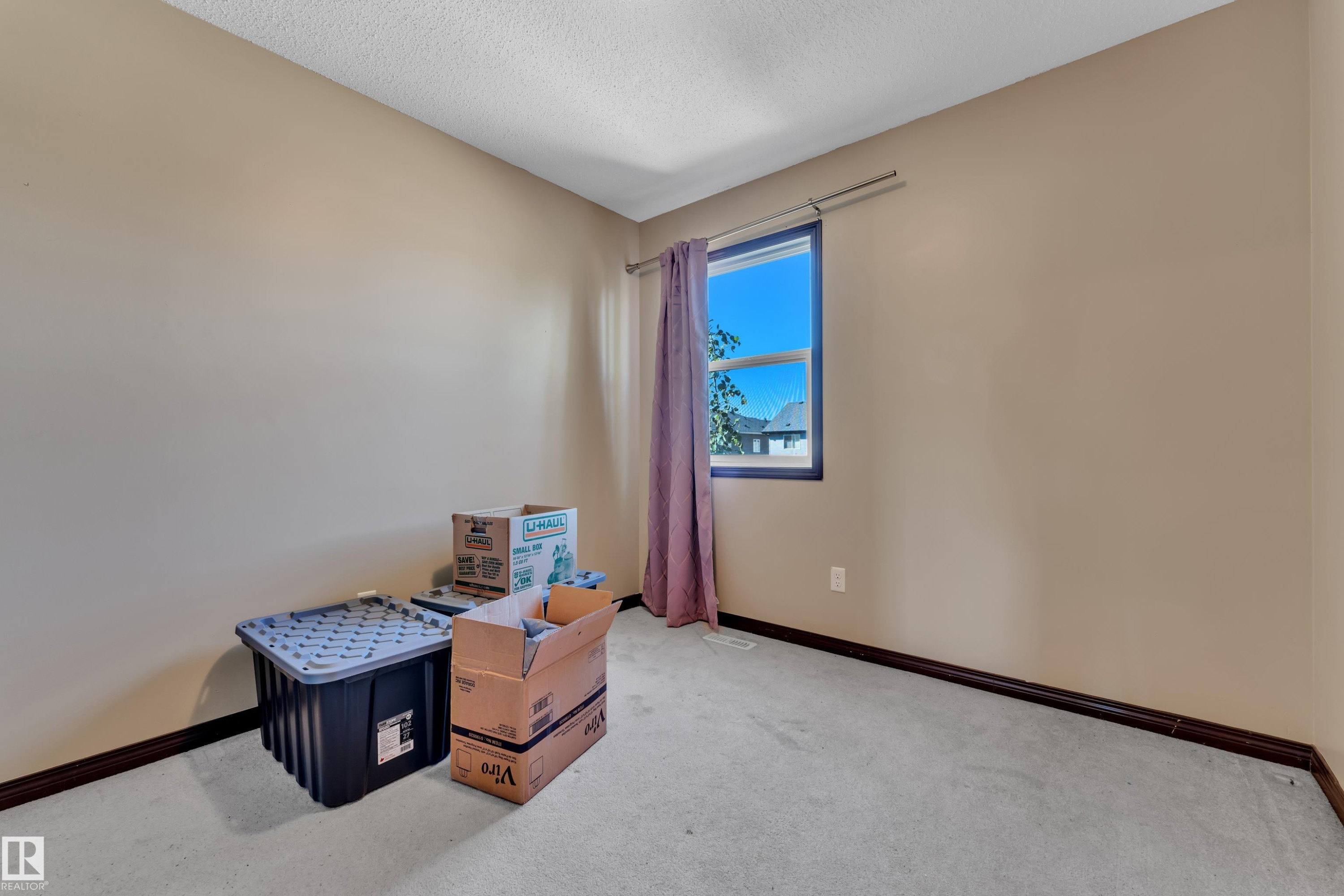 Neutral-toned walls complement light gray carpeting - 621 Mcdonough Link Link, Edmonton, AB