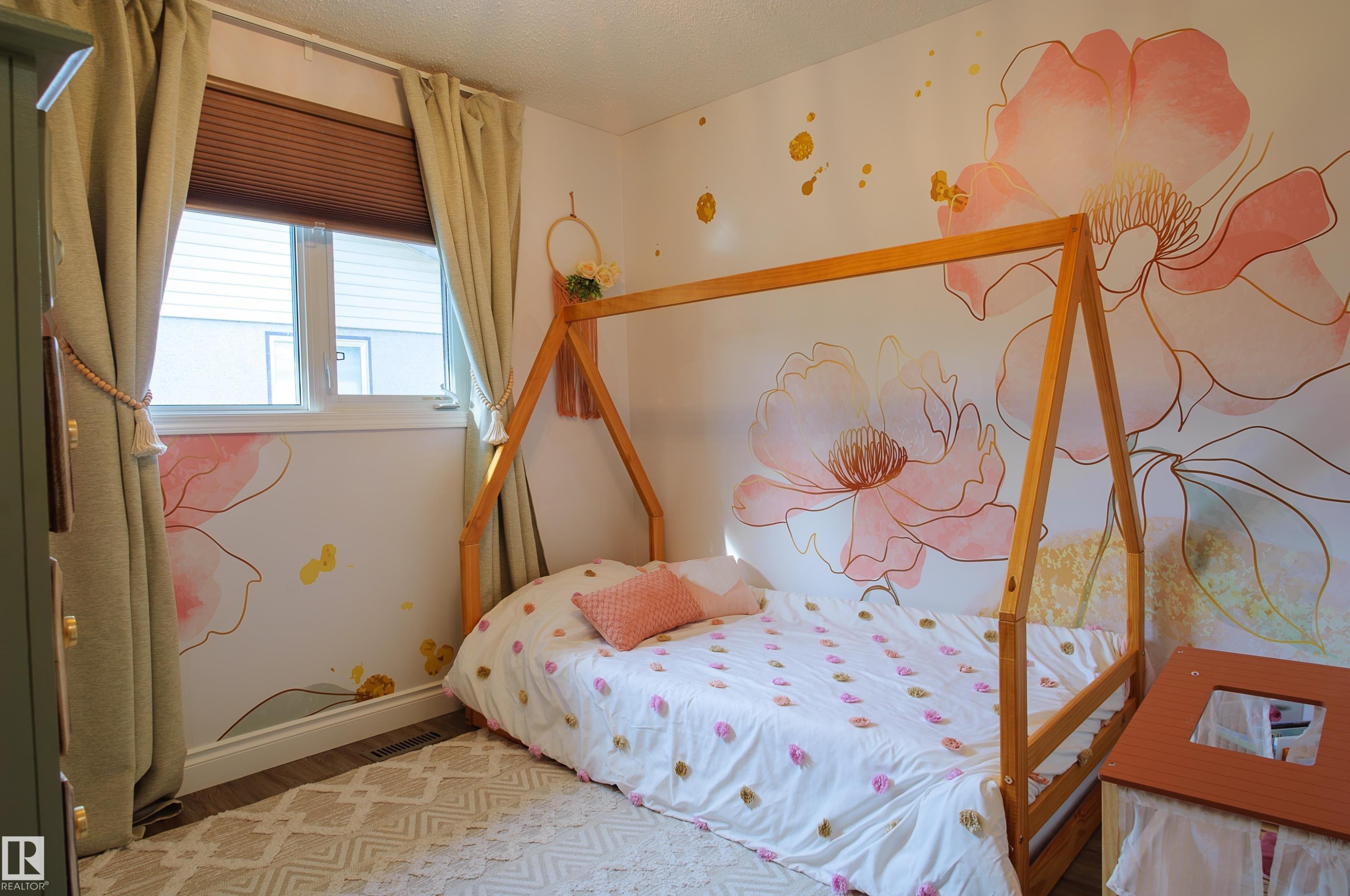 Room featuring decorative wall mural, window with blinds, and wood-finish flooring - 58 Lodgepole Crescent, St. Albert, AB