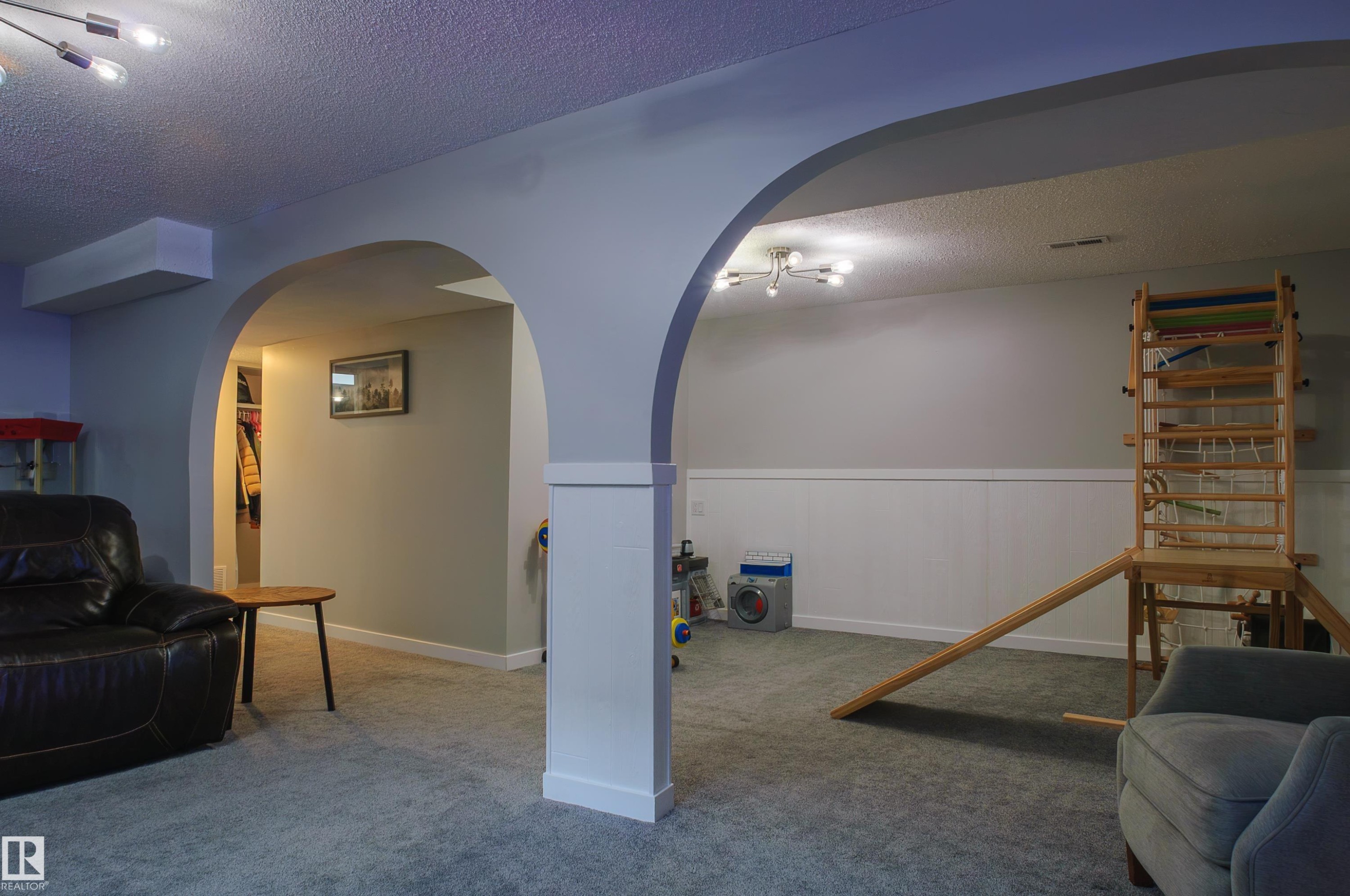 Archway entryways with white trimwork and light gray wall paint - 58 Lodgepole Crescent, St. Albert, AB