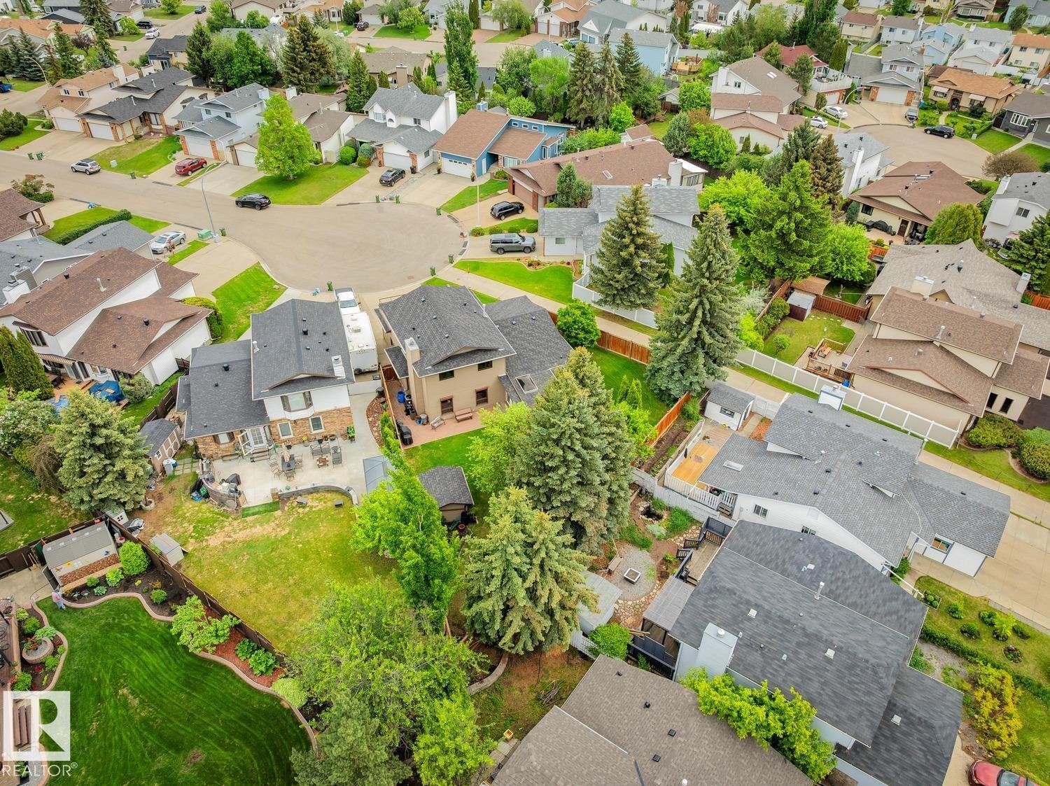 Aerial perspective of a residential neighborhood featuring several homes with dark shingle roofs - 15804 80 Street, Edmonton, AB