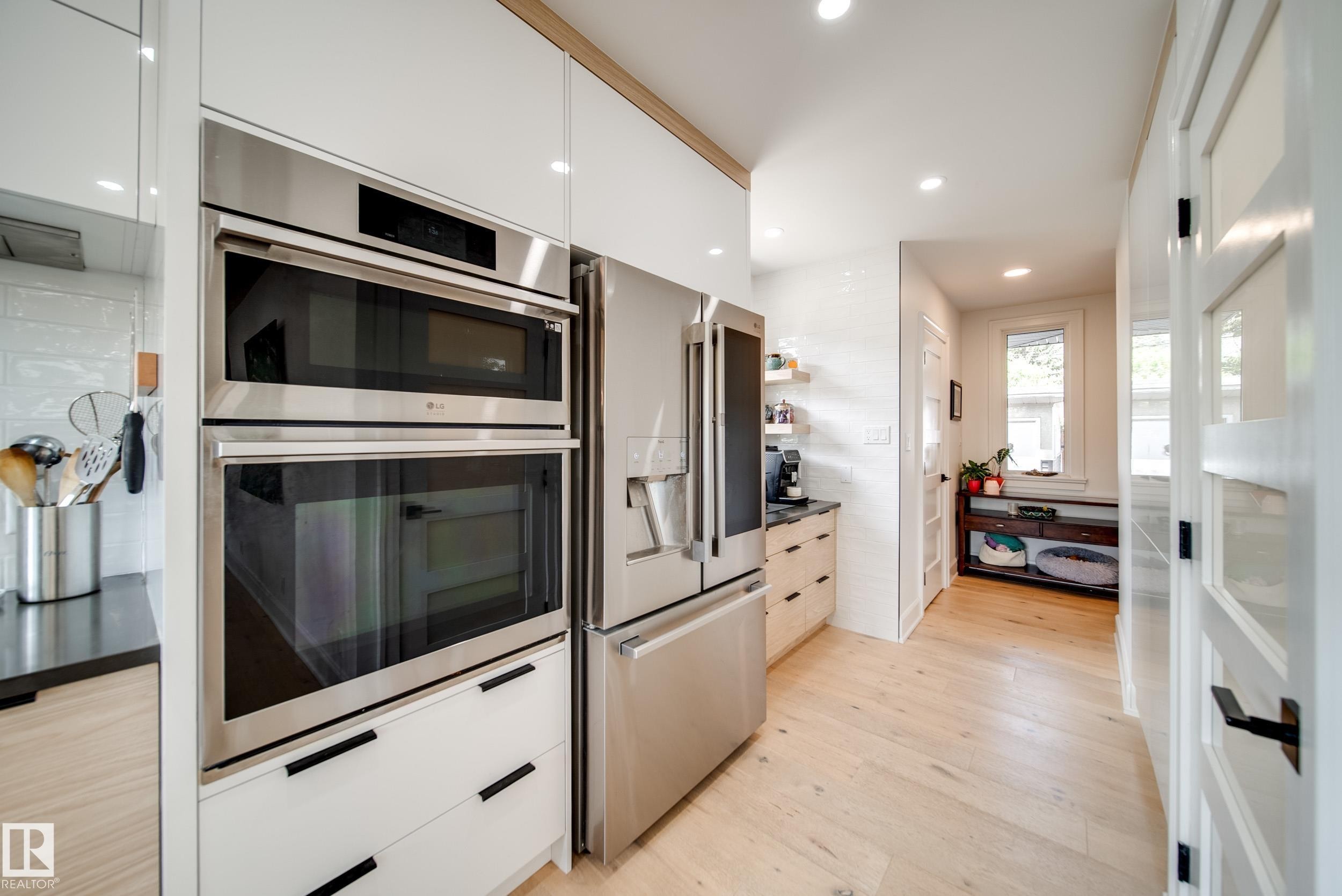5310 Ada Boulevard Nw, Edmonton, AB - Indoor Photo Showing Kitchen With Upgraded Kitchen