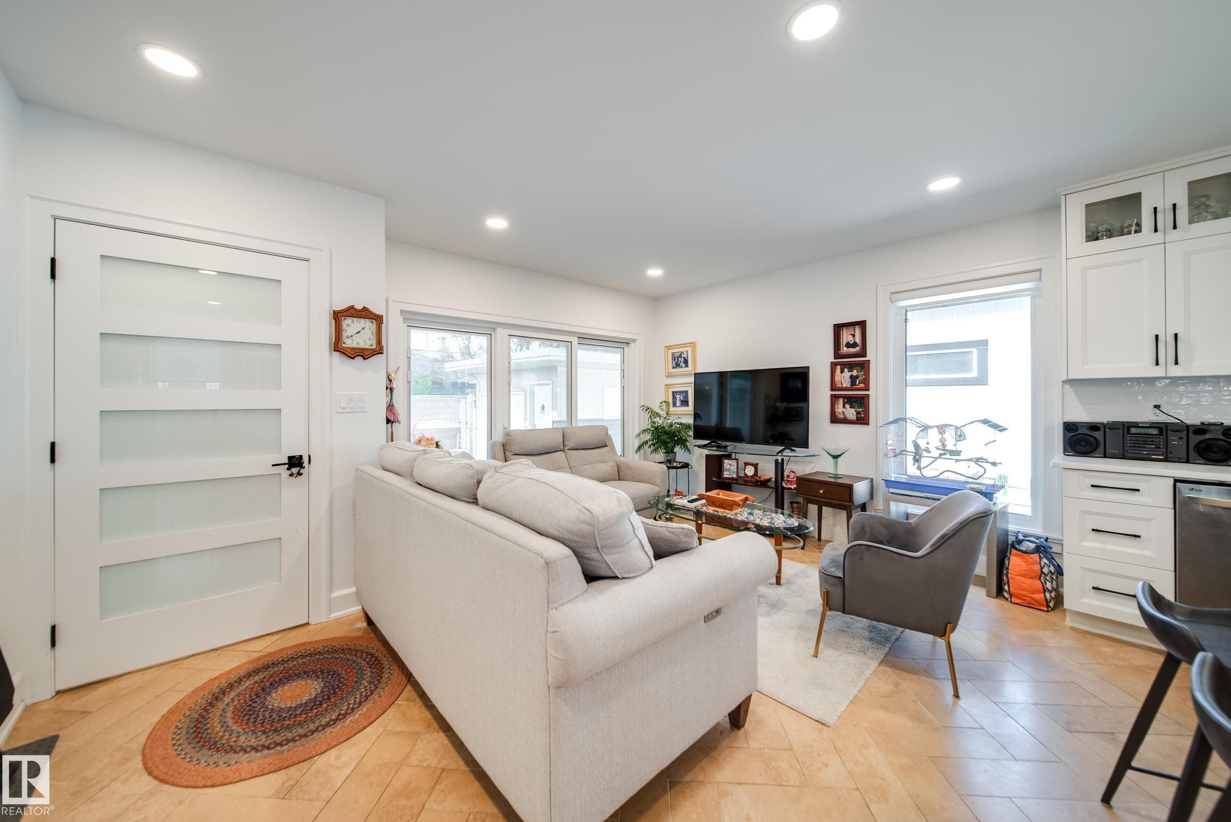 5310 Ada Boulevard Nw, Edmonton, AB - Indoor Photo Showing Living Room