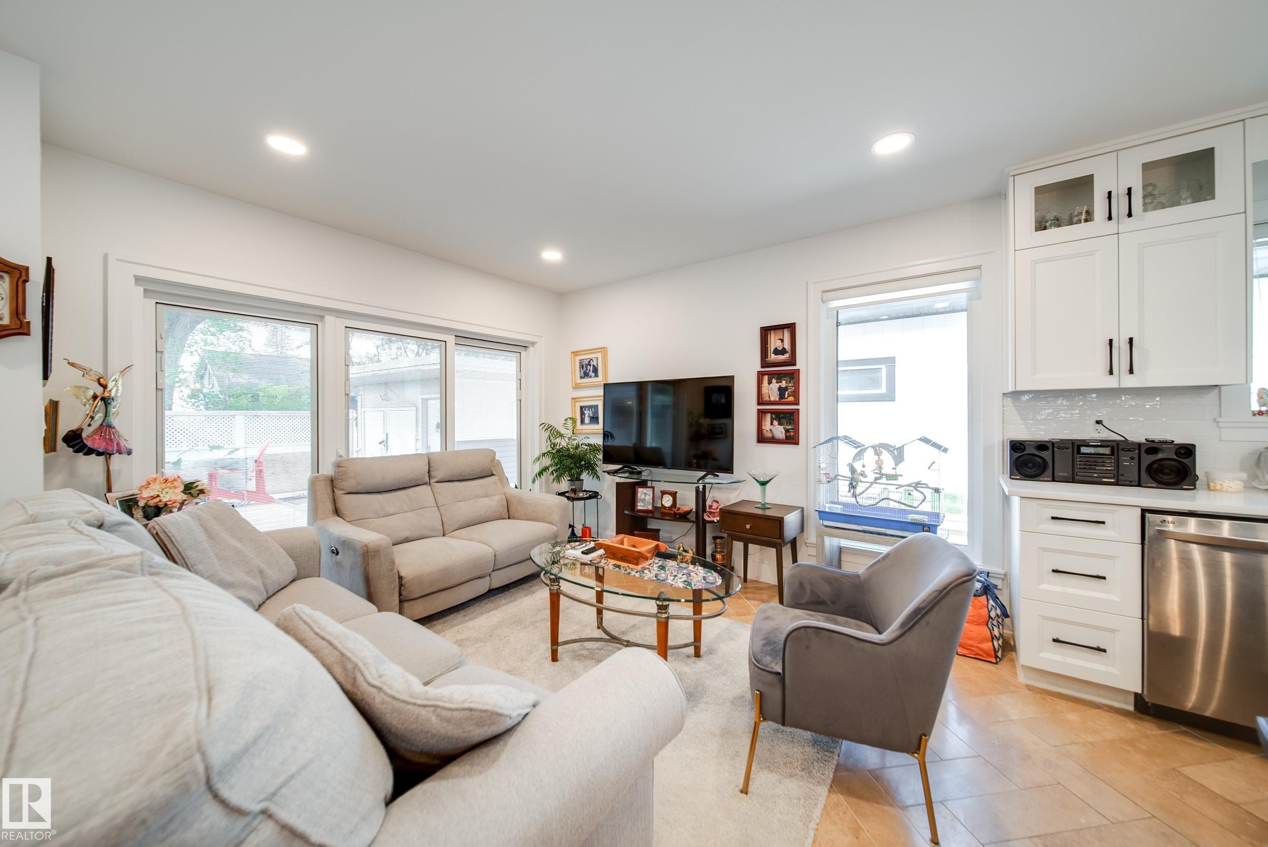 5310 Ada Boulevard Nw, Edmonton, AB - Indoor Photo Showing Living Room