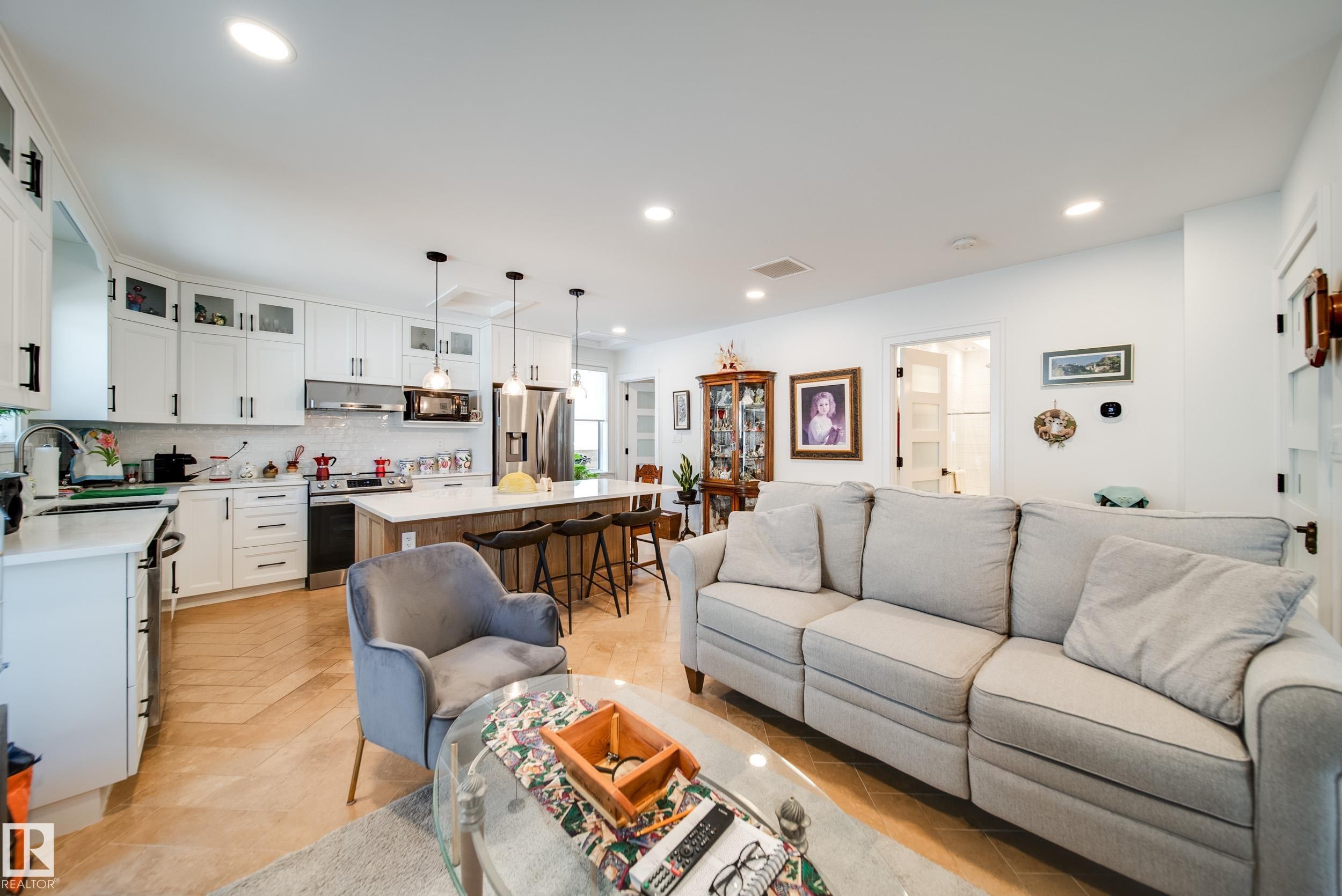 5310 Ada Boulevard Nw, Edmonton, AB - Indoor Photo Showing Living Room