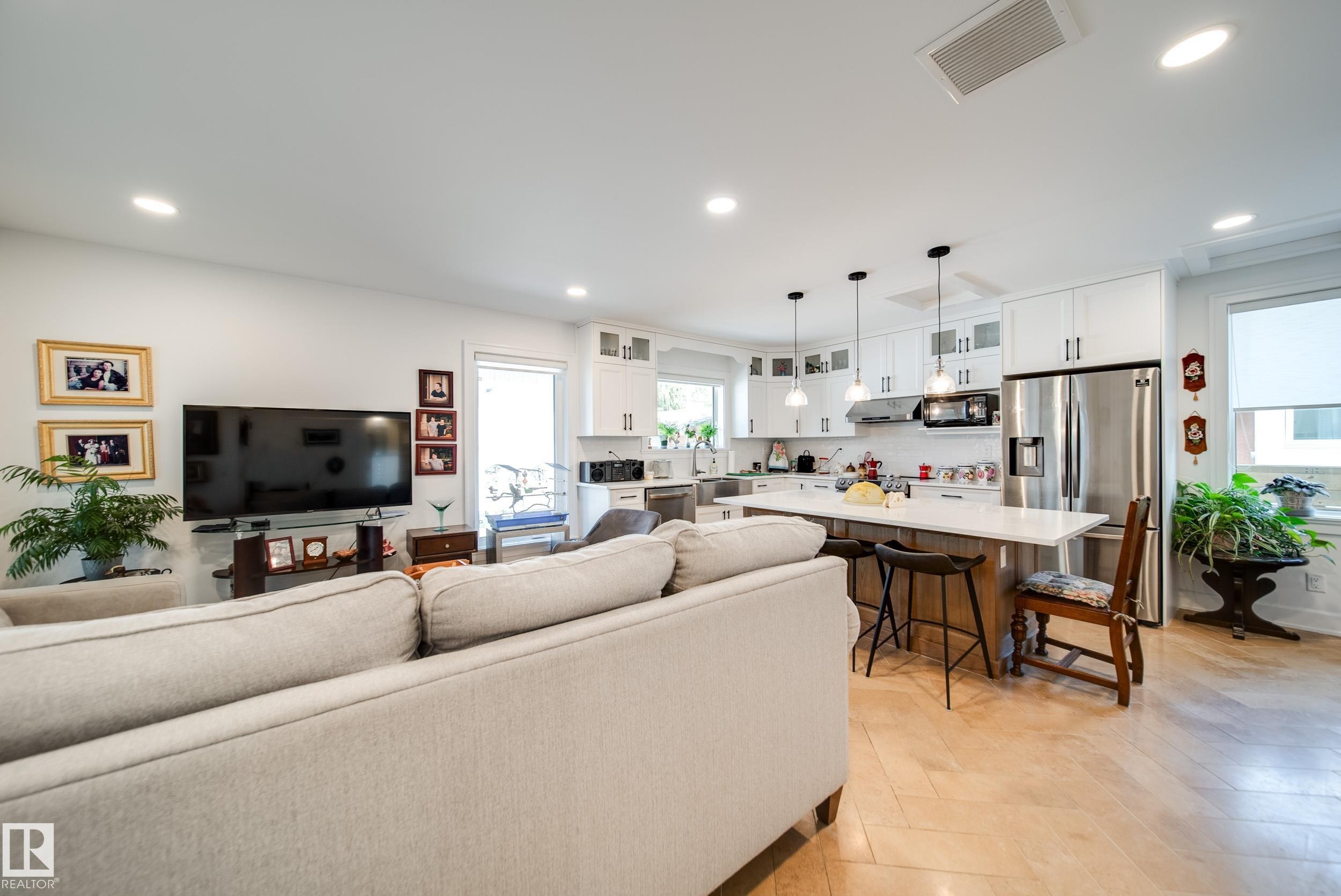 5310 Ada Boulevard Nw, Edmonton, AB - Indoor Photo Showing Living Room
