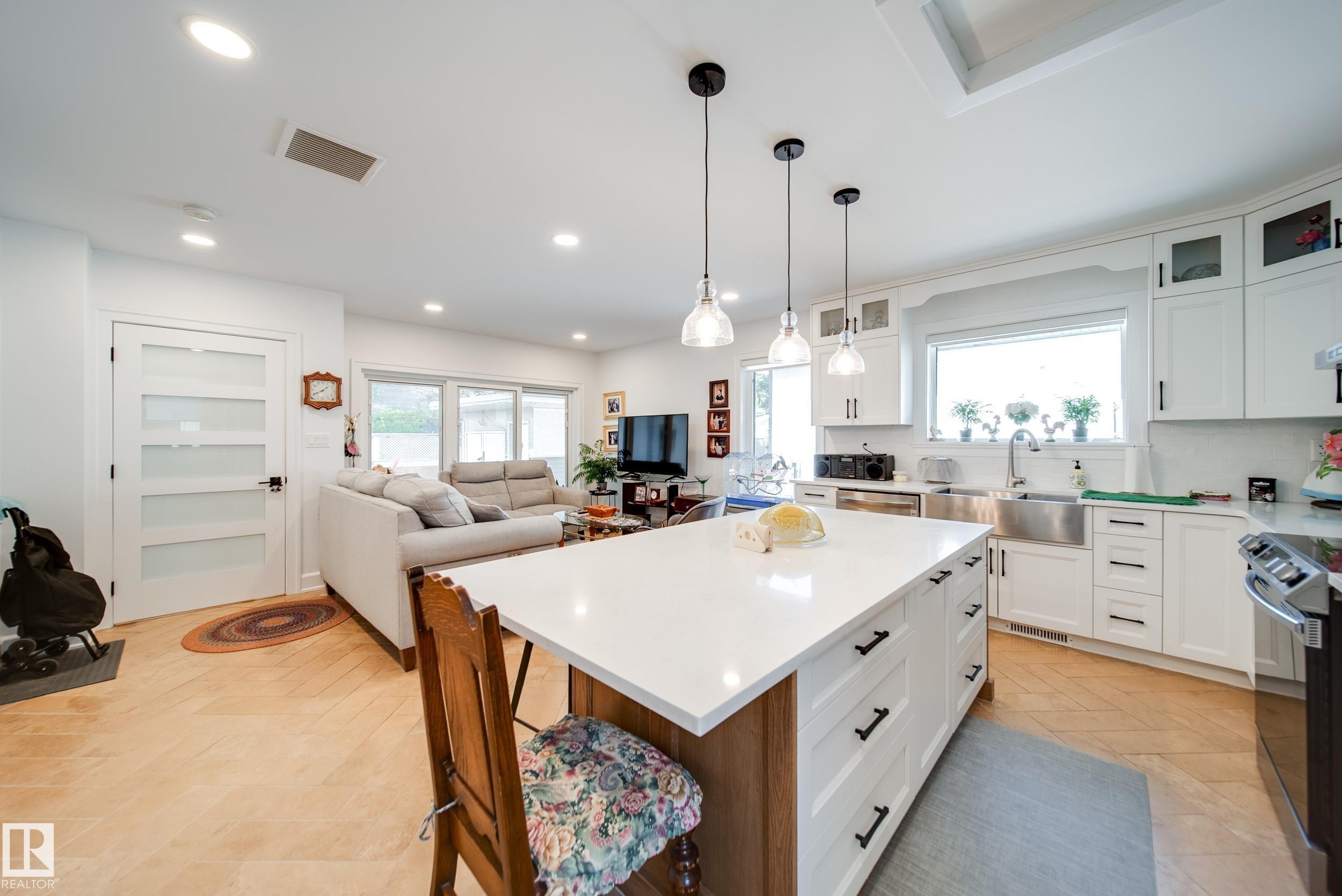 5310 Ada Boulevard Nw, Edmonton, AB - Indoor Photo Showing Kitchen With Upgraded Kitchen