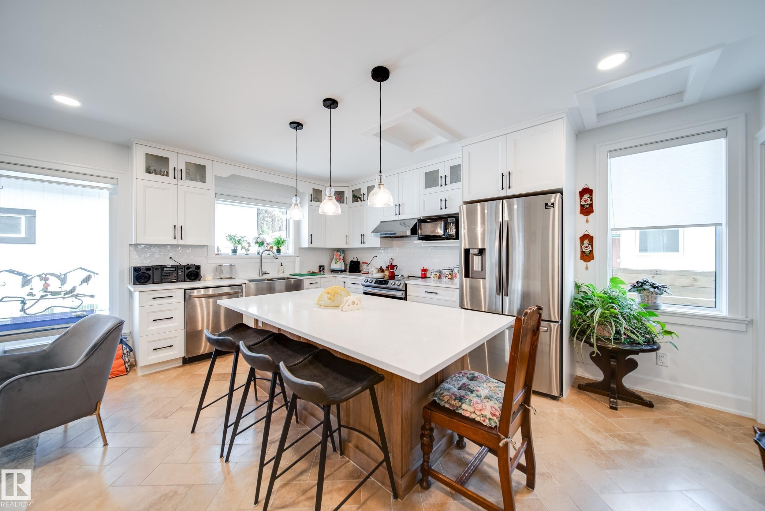 5310 Ada Boulevard Nw, Edmonton, AB - Indoor Photo Showing Kitchen With Upgraded Kitchen