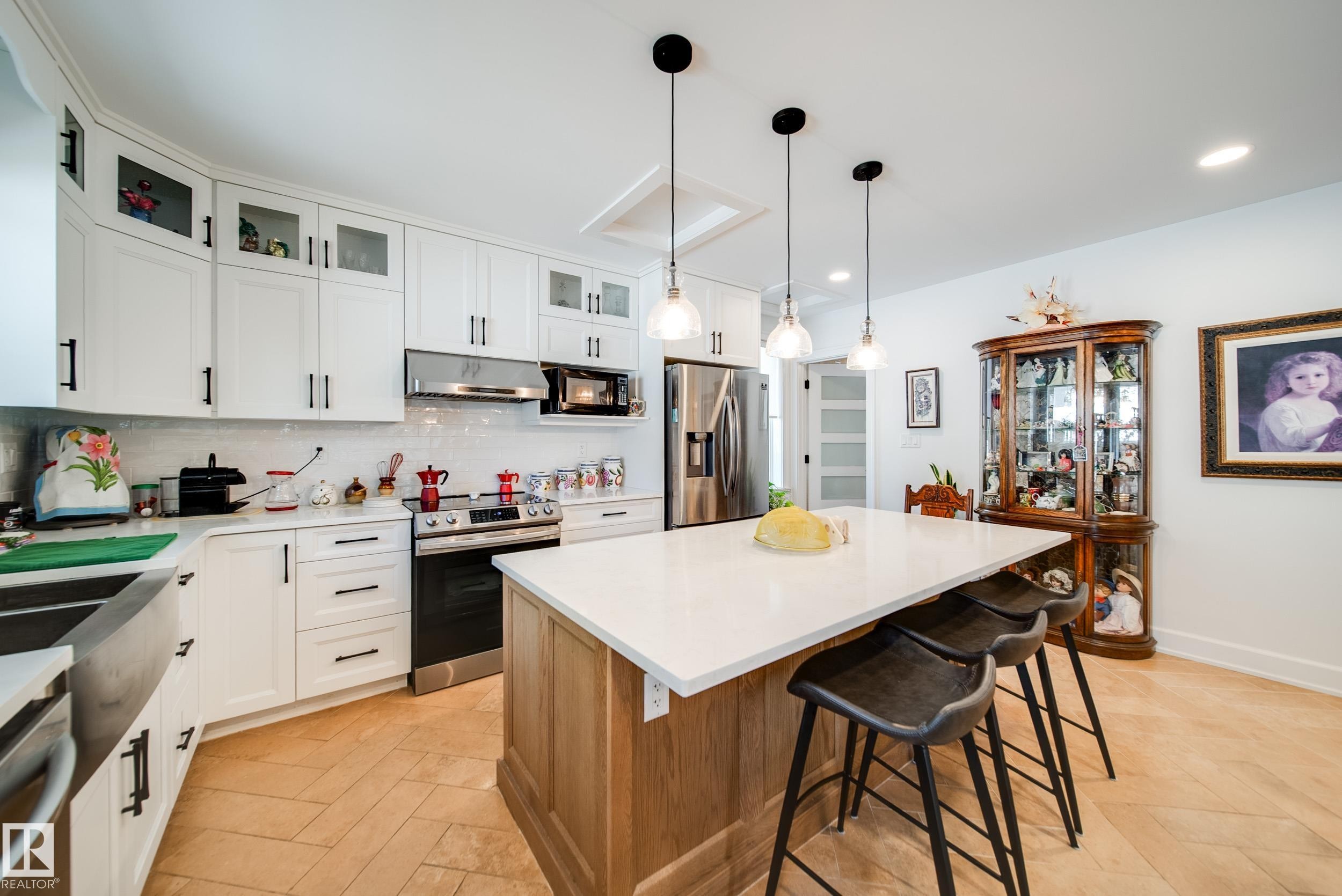 5310 Ada Boulevard Nw, Edmonton, AB - Indoor Photo Showing Kitchen With Upgraded Kitchen