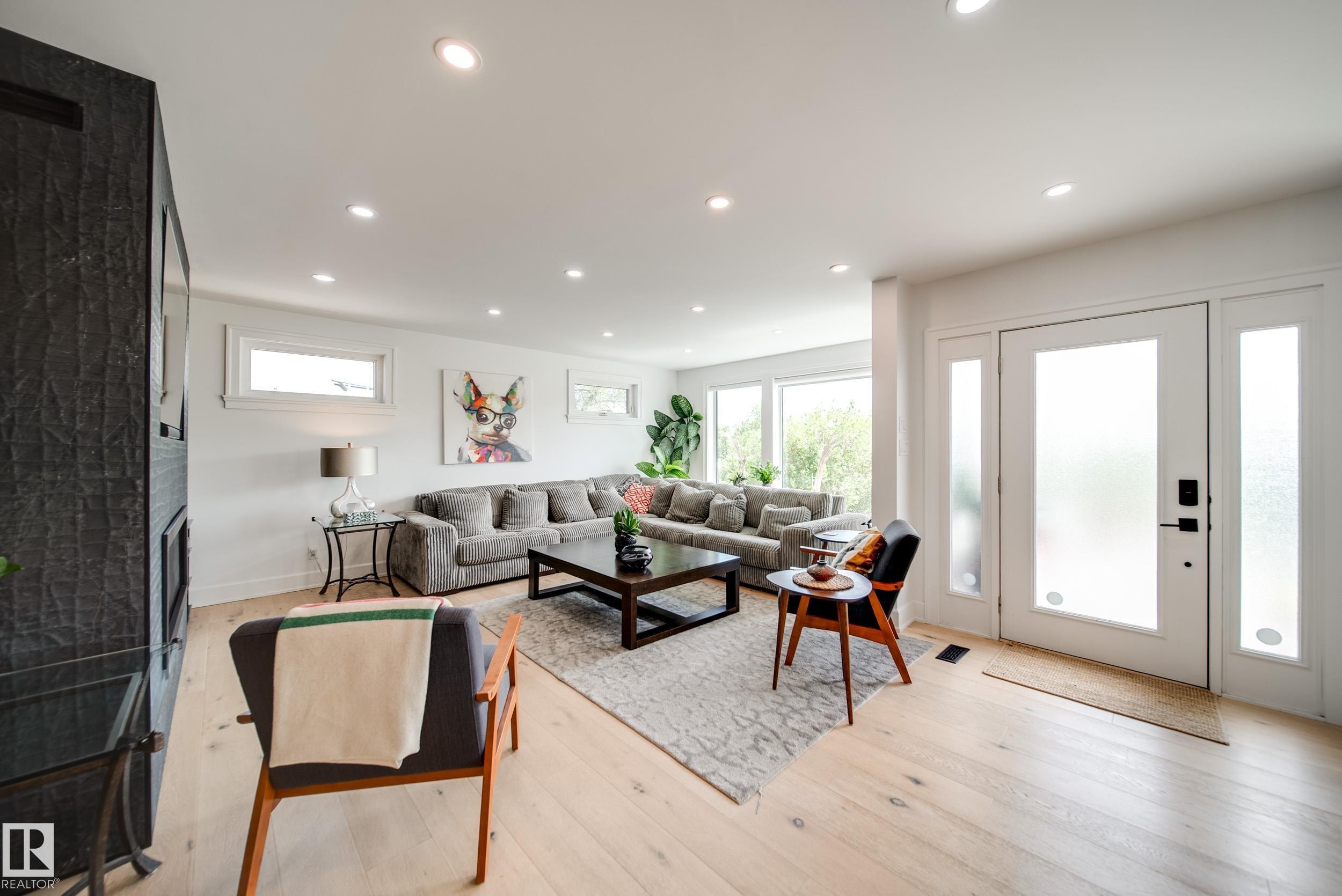 5310 Ada Boulevard Nw, Edmonton, AB - Indoor Photo Showing Living Room