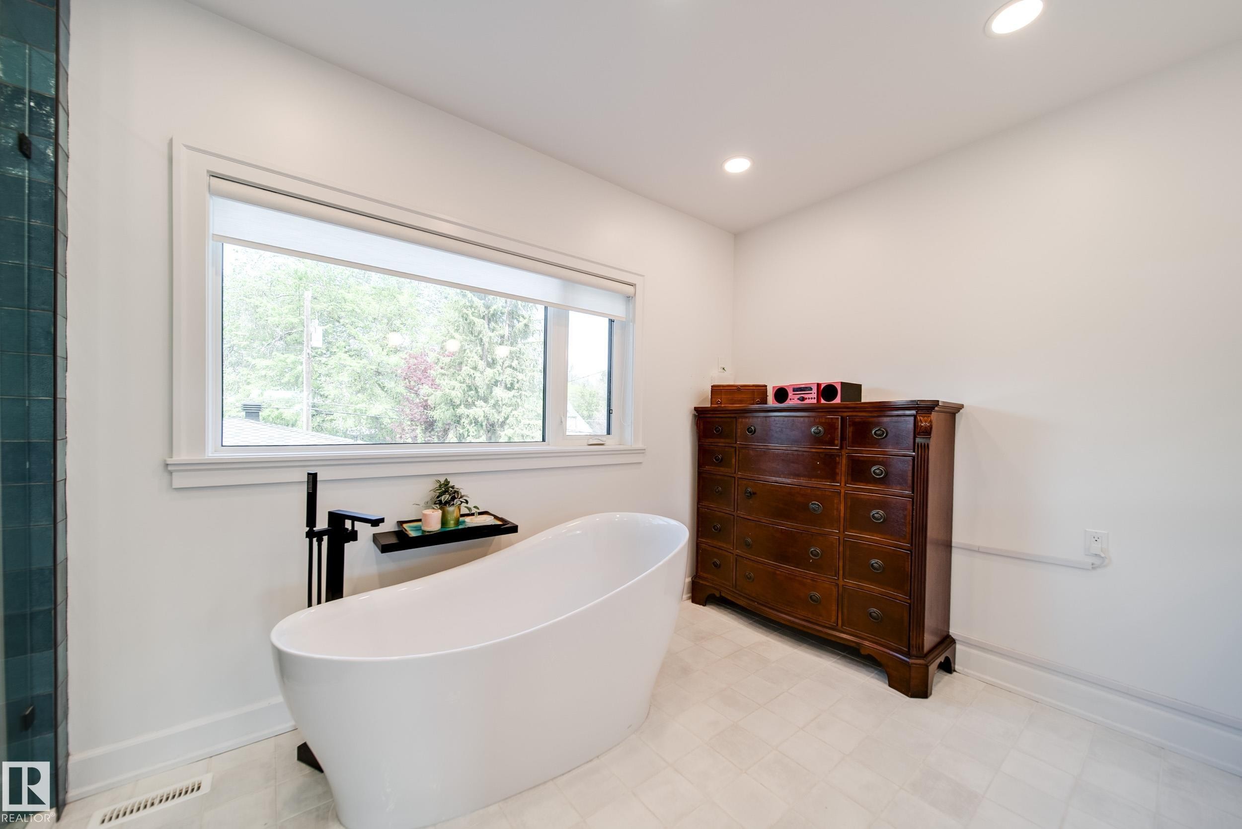 5310 Ada Boulevard Nw, Edmonton, AB - Indoor