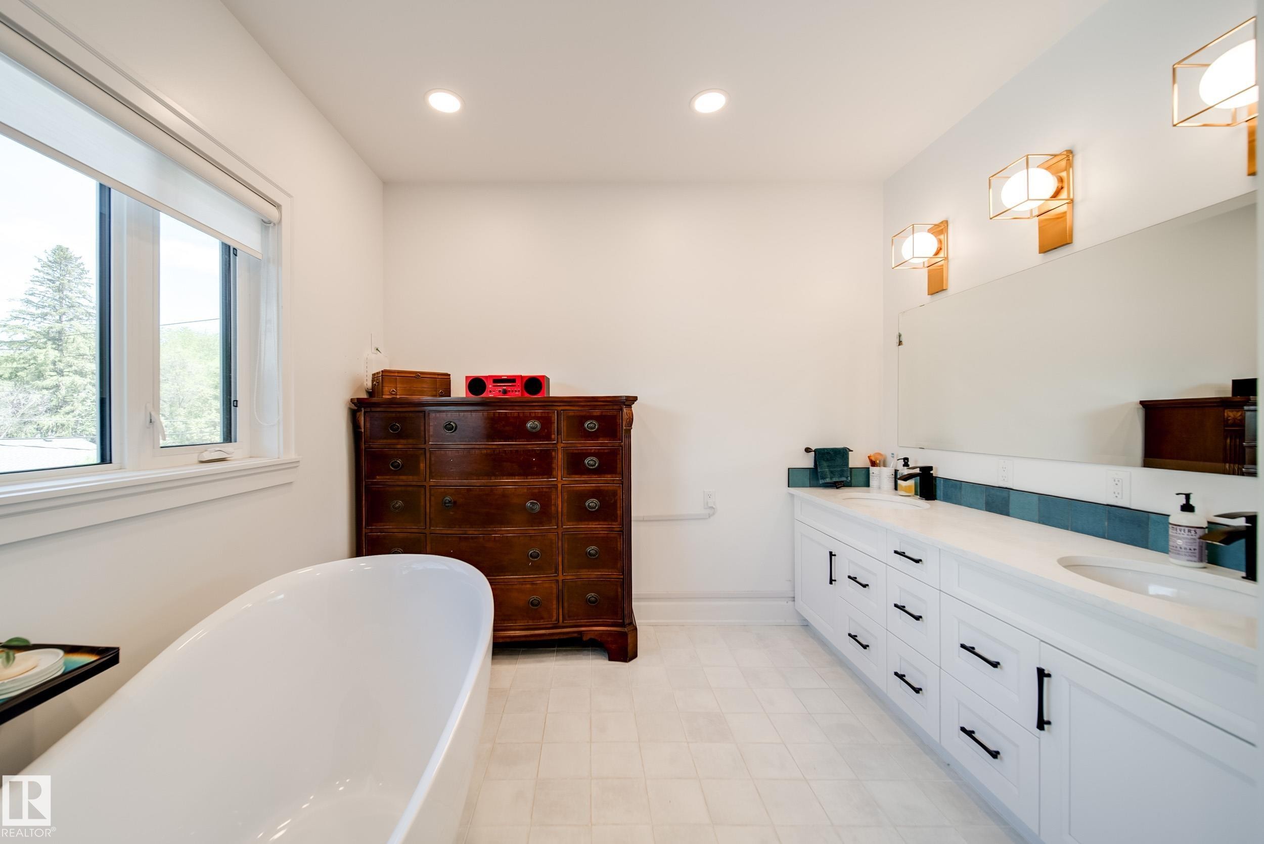 5310 Ada Boulevard Nw, Edmonton, AB - Indoor