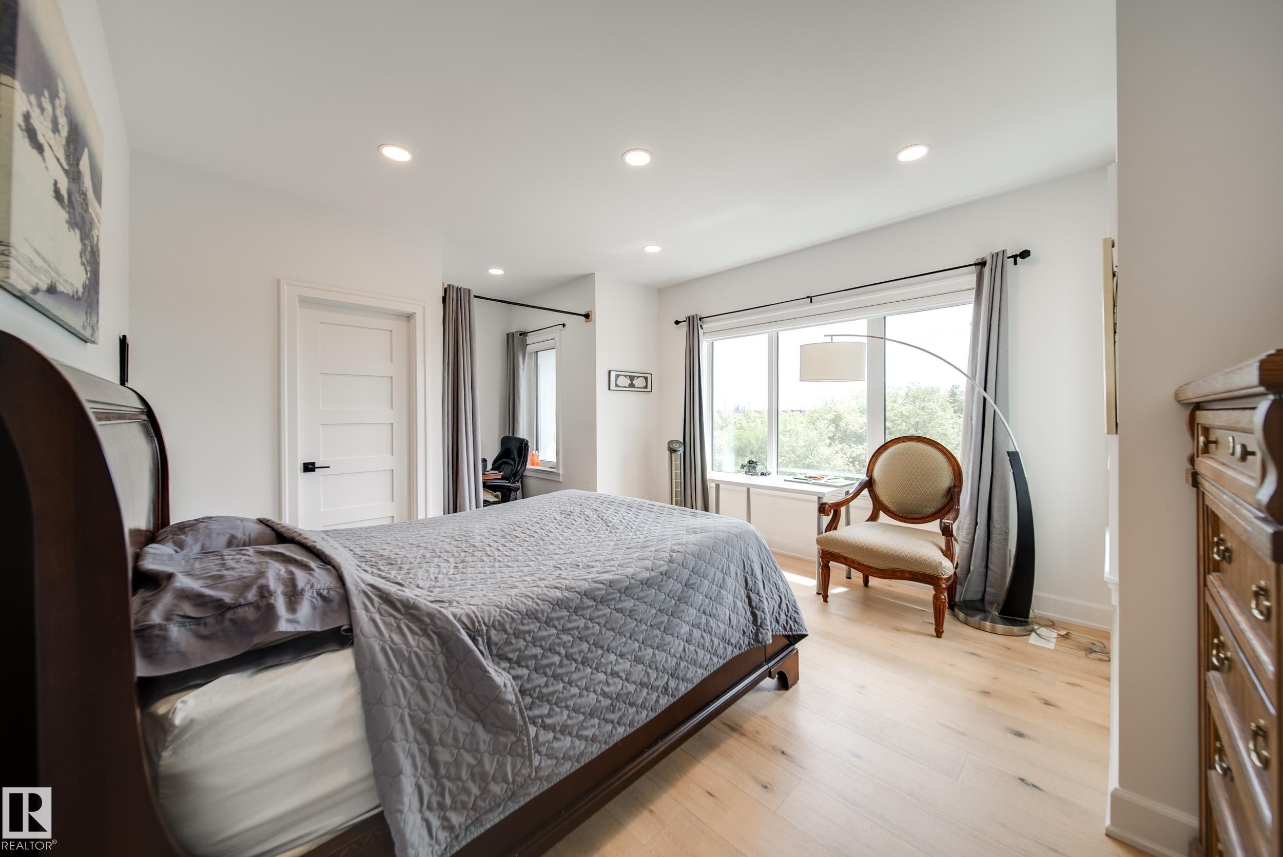 5310 Ada Boulevard Nw, Edmonton, AB - Indoor Photo Showing Bedroom