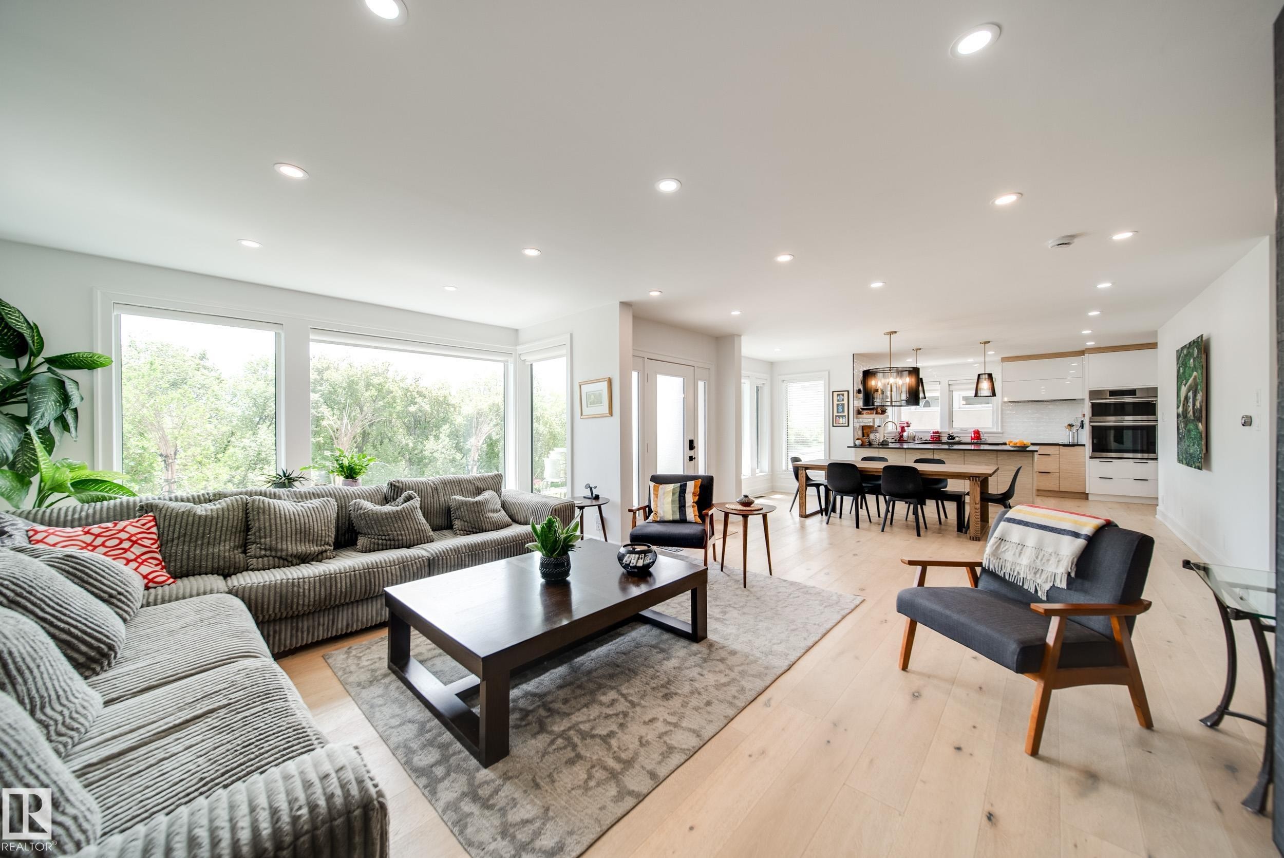 5310 Ada Boulevard Nw, Edmonton, AB - Indoor Photo Showing Living Room