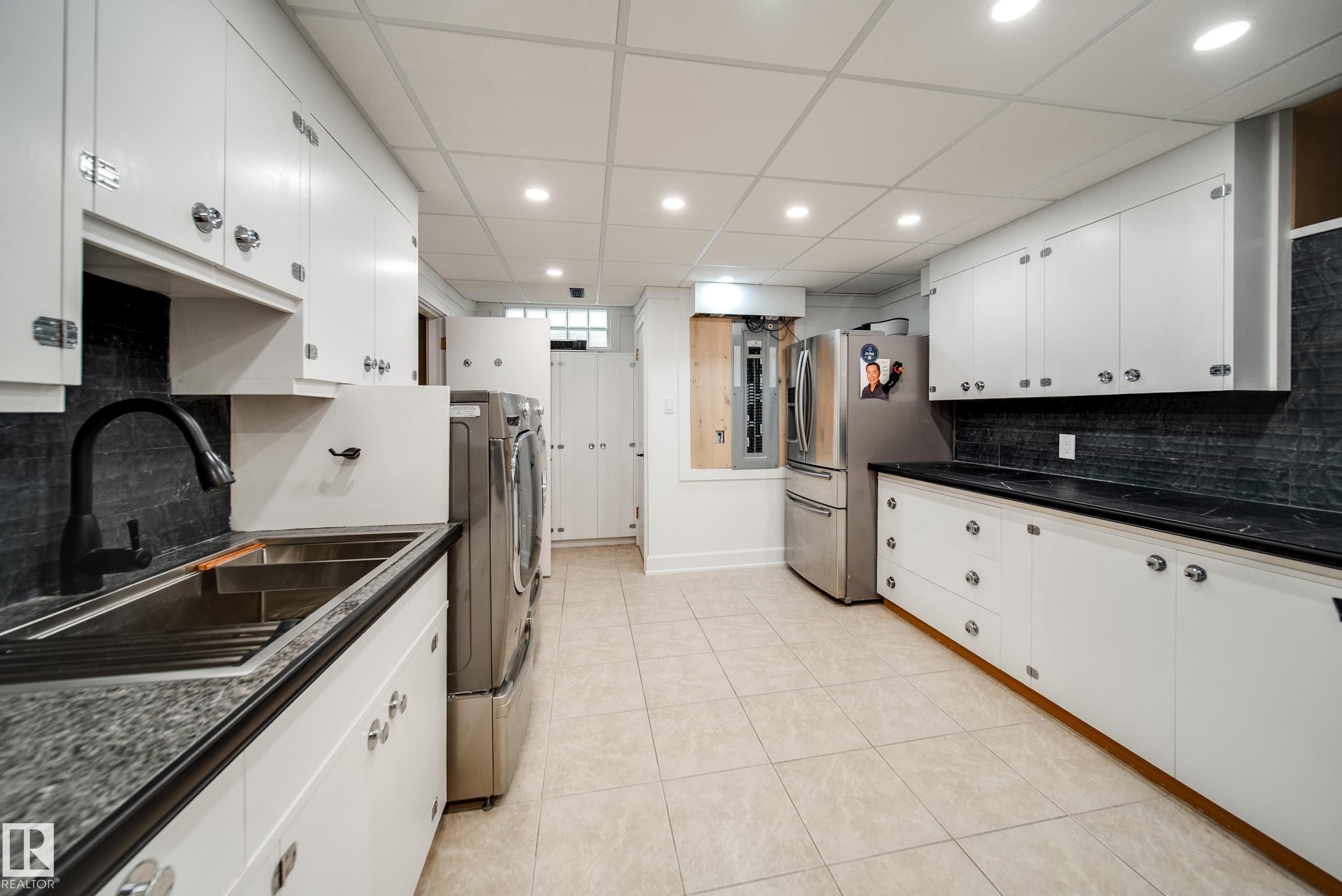5310 Ada Boulevard Nw, Edmonton, AB - Indoor Photo Showing Kitchen With Double Sink