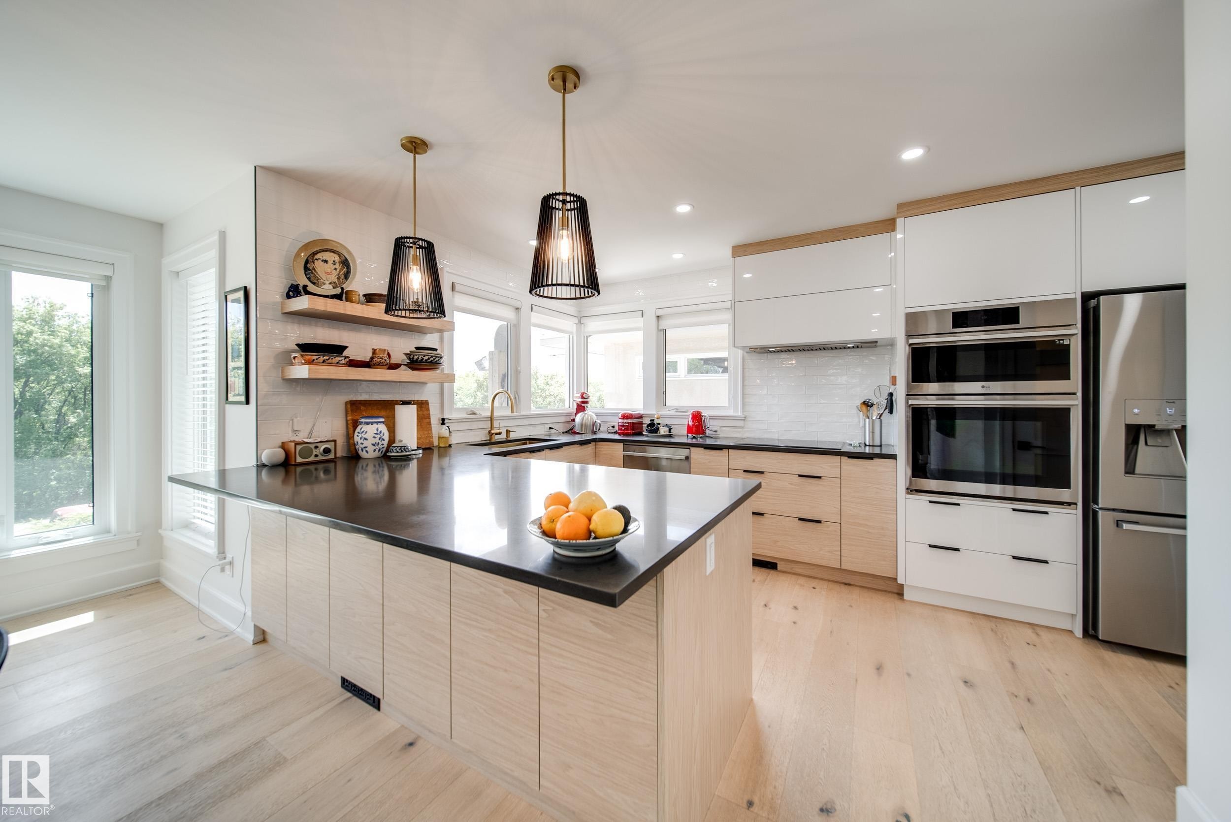 5310 Ada Boulevard Nw, Edmonton, AB - Indoor Photo Showing Kitchen With Upgraded Kitchen