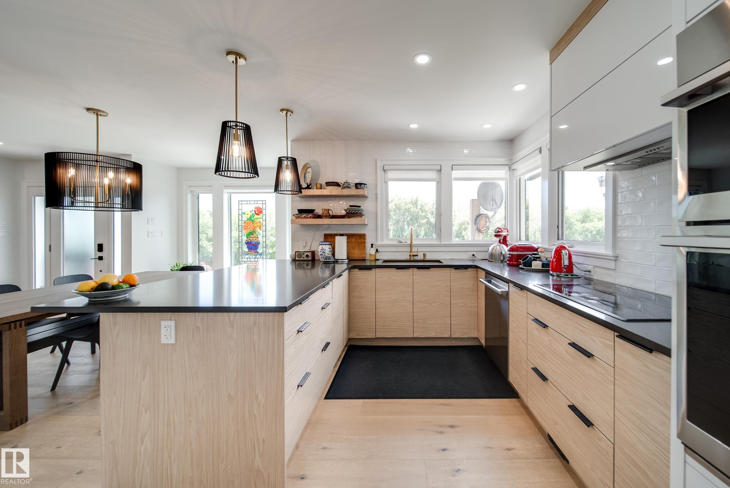 5310 Ada Boulevard Nw, Edmonton, AB - Indoor Photo Showing Kitchen With Upgraded Kitchen