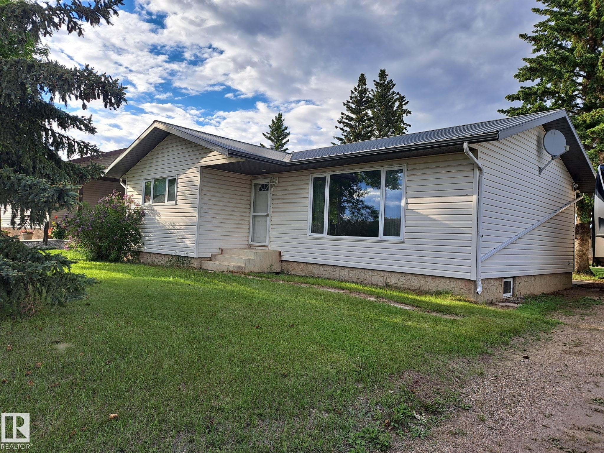 5012 58 Avenue, Viking, AB - Outdoor