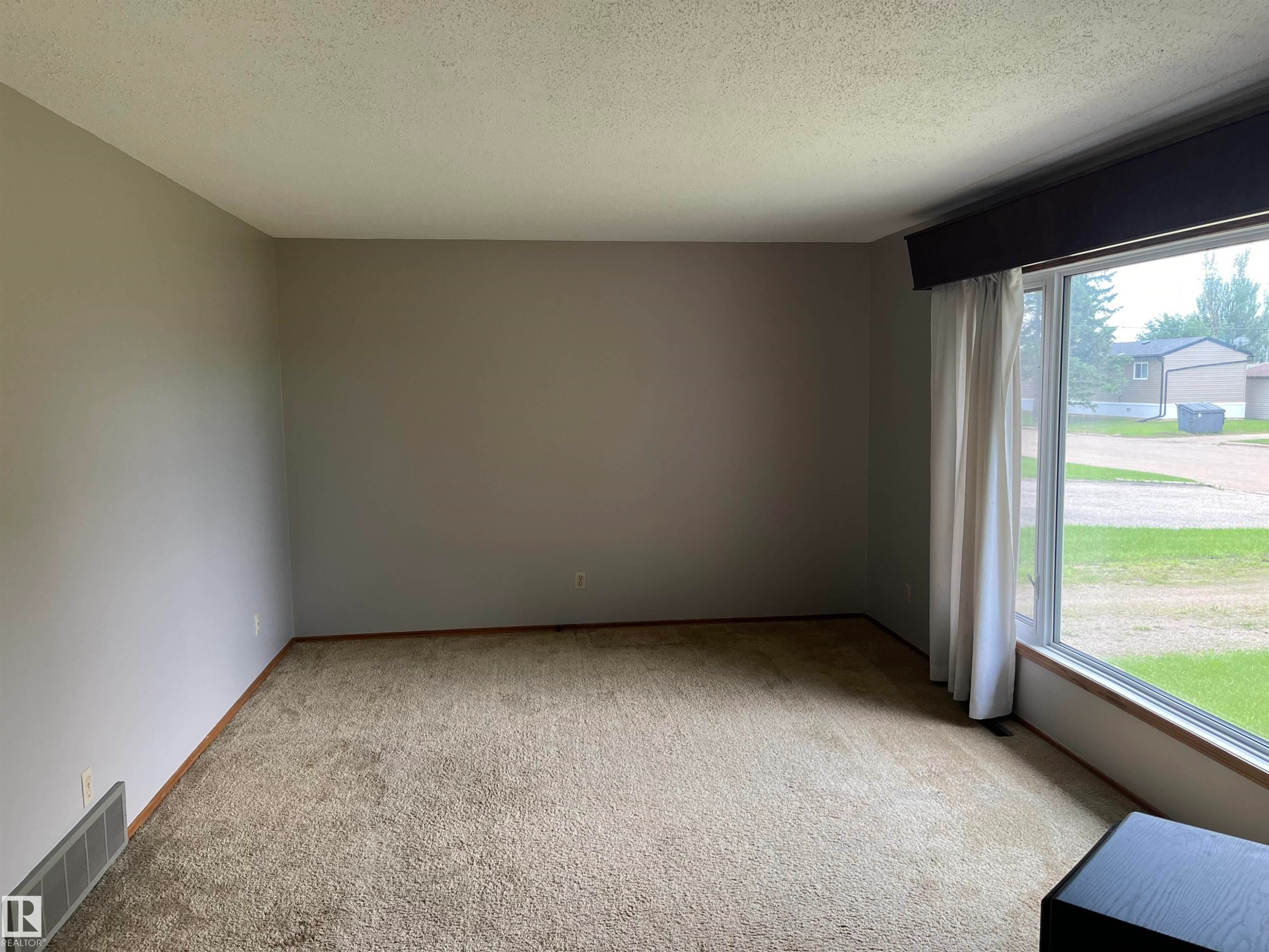 5012 58 Avenue, Viking, AB - Indoor Photo Showing Other Room