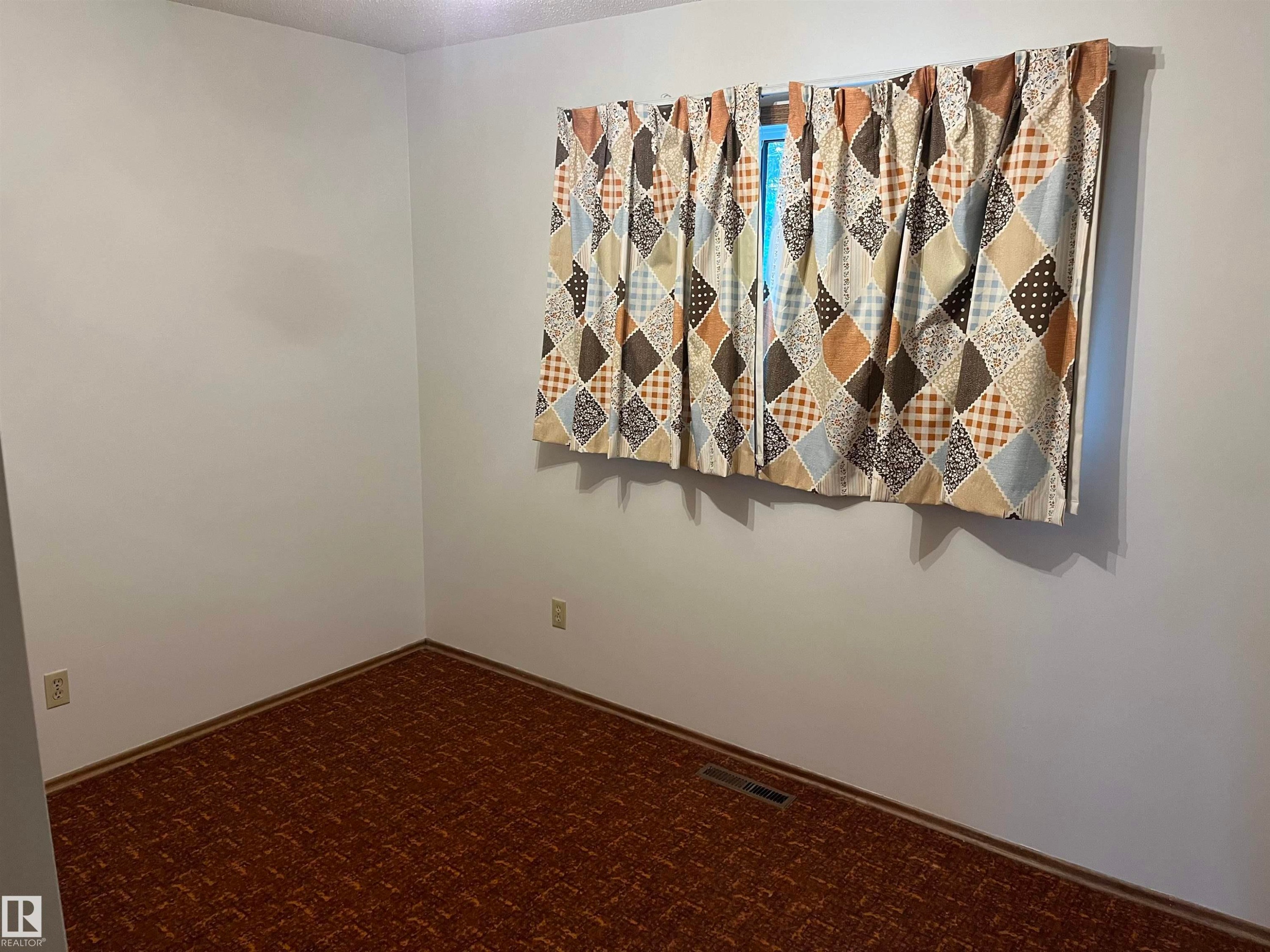 5012 58 Avenue, Viking, AB - Indoor Photo Showing Other Room