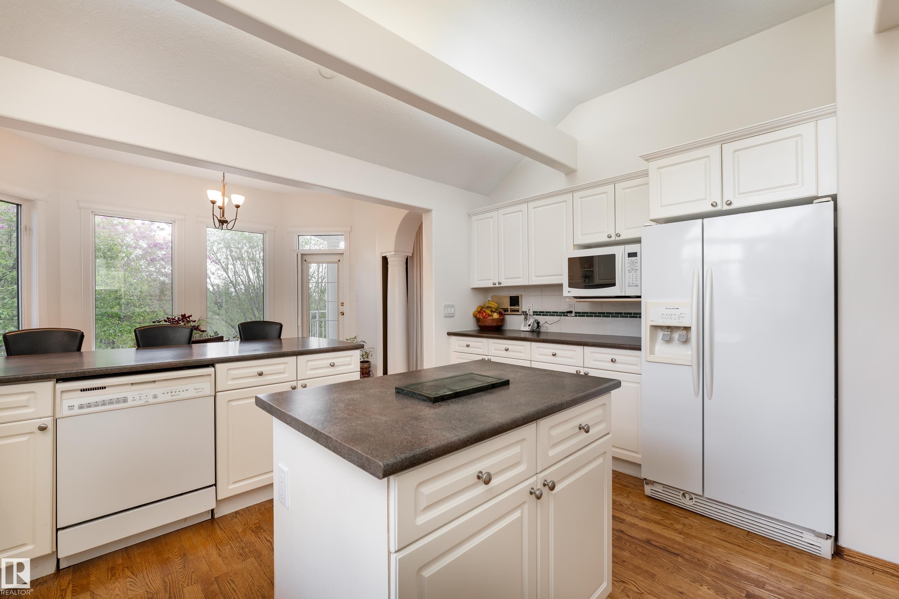 520 Pardee Bay Nw, Edmonton, AB - Indoor Photo Showing Kitchen