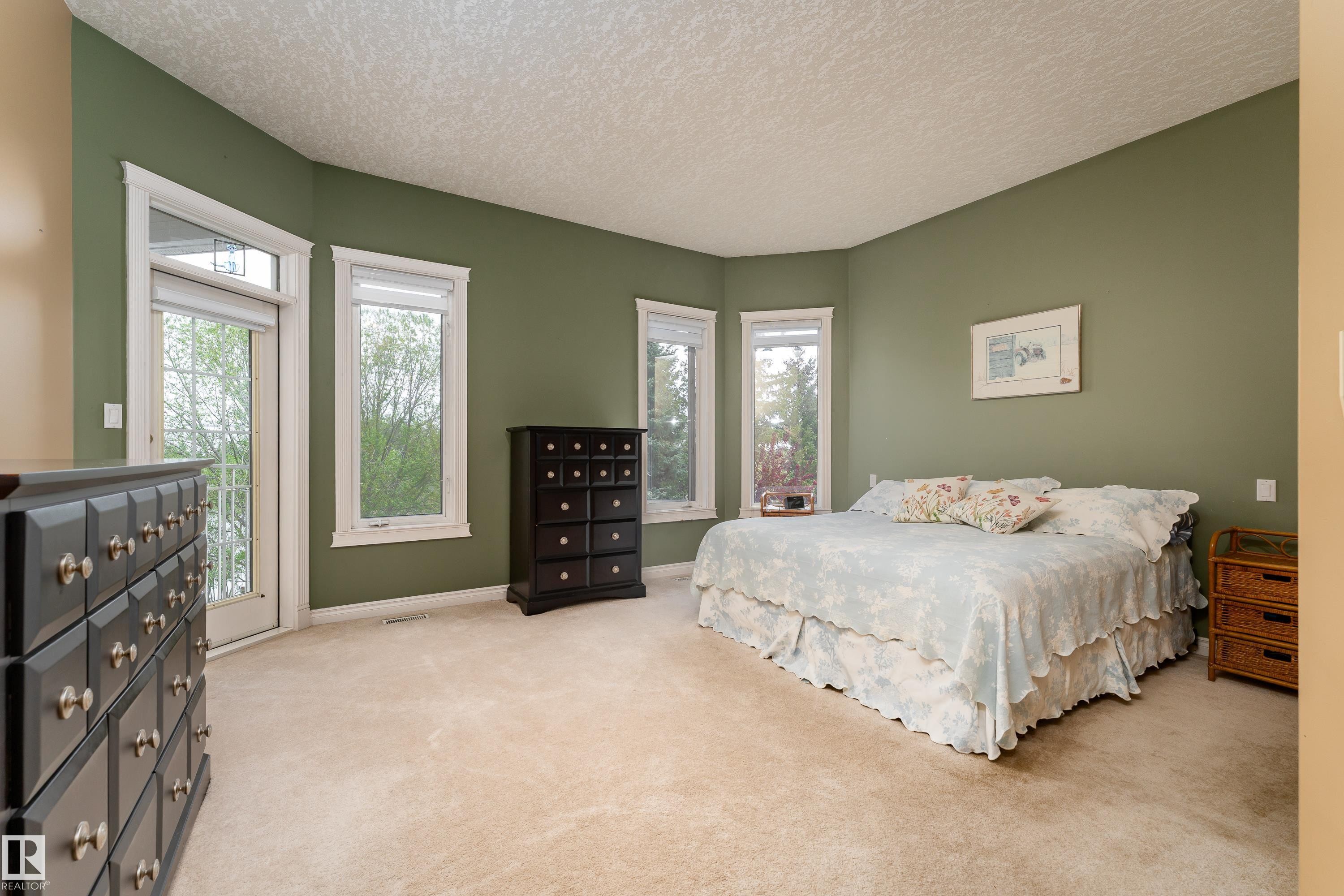 520 Pardee Bay Nw, Edmonton, AB - Indoor Photo Showing Bedroom