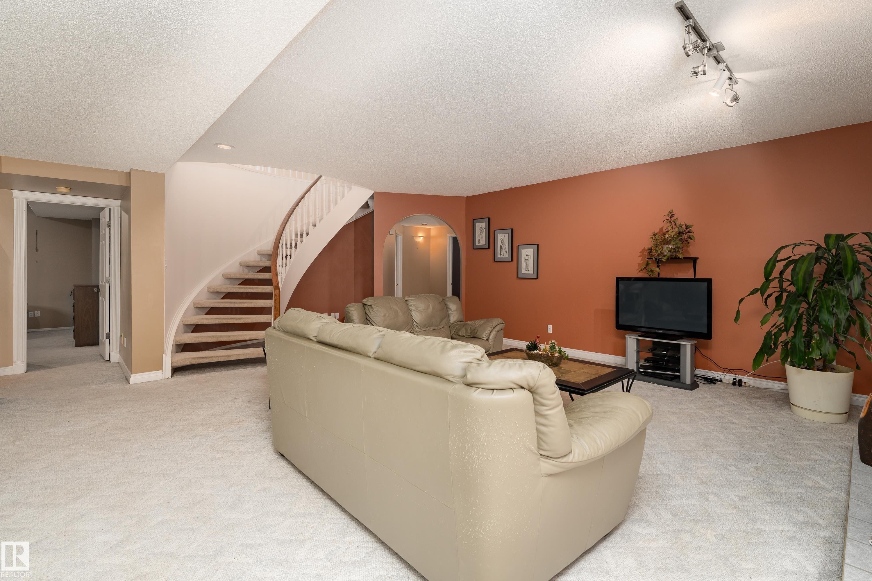 520 Pardee Bay Nw, Edmonton, AB - Indoor