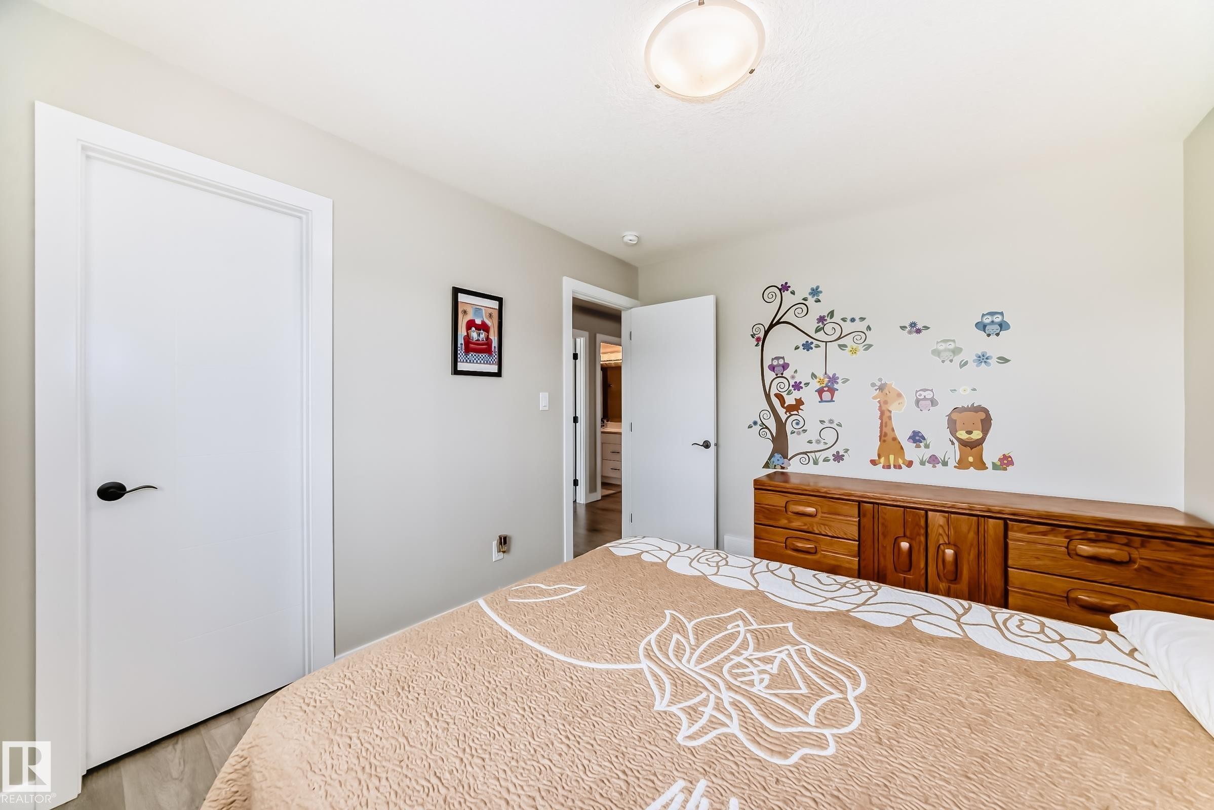 Interior room featuring light gray wall paint and white trim - 3895 Robins Crescent Nw, Edmonton, AB - Indoor Photo Showing Bedroom