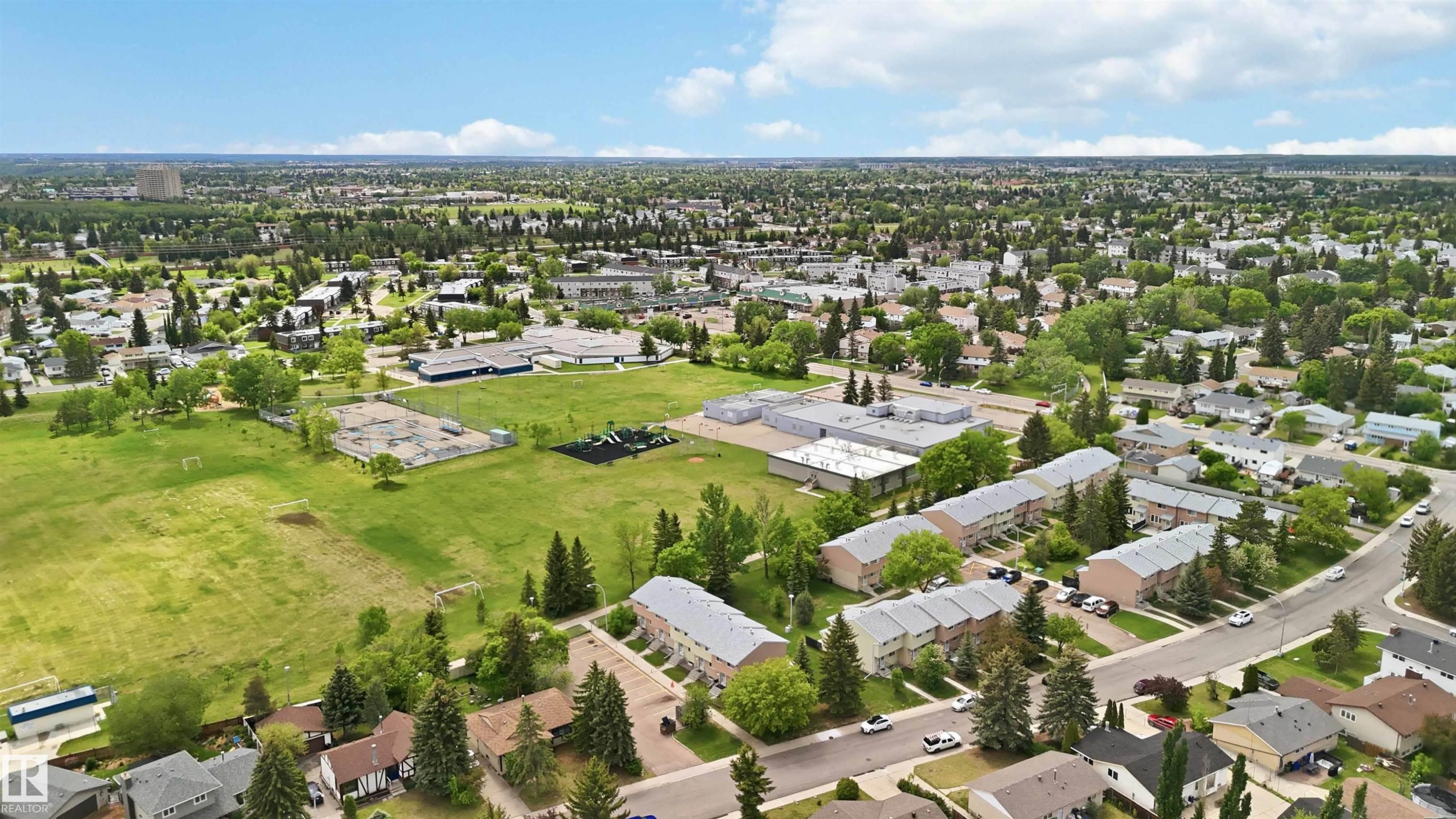 Expansive suburban landscape featuring residential homes and abundant mature trees - 17325 85 Avenue Nw, Edmonton, AB