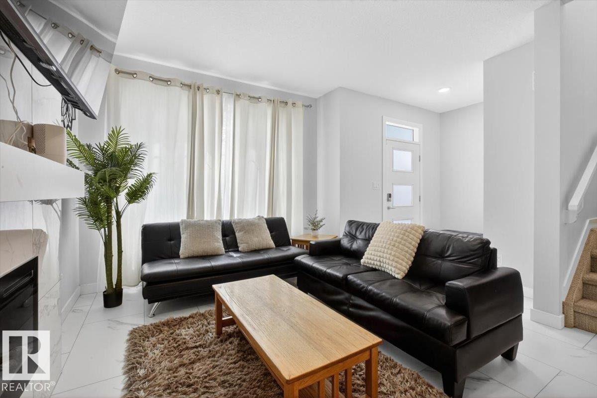 8090 Kiriak Link Sw, Edmonton, AB - Indoor Photo Showing Living Room