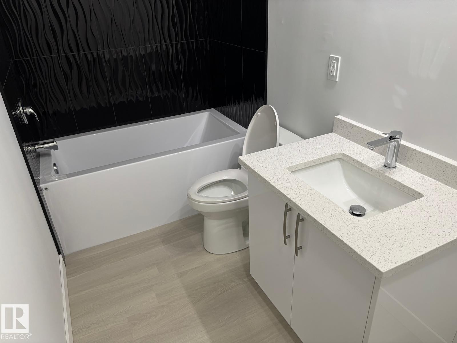 8090 Kiriak Link Sw, Edmonton, AB - Indoor Photo Showing Bathroom