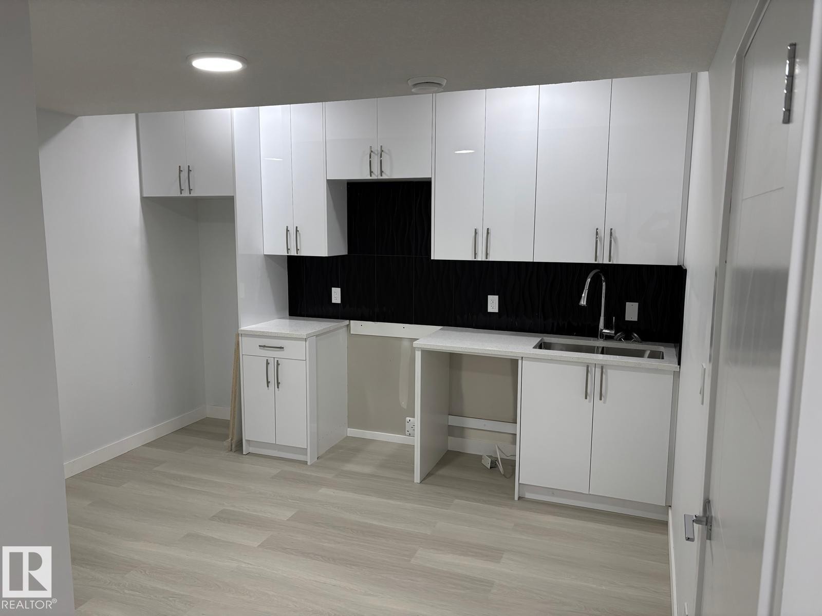 8090 Kiriak Link Sw, Edmonton, AB - Indoor Photo Showing Kitchen