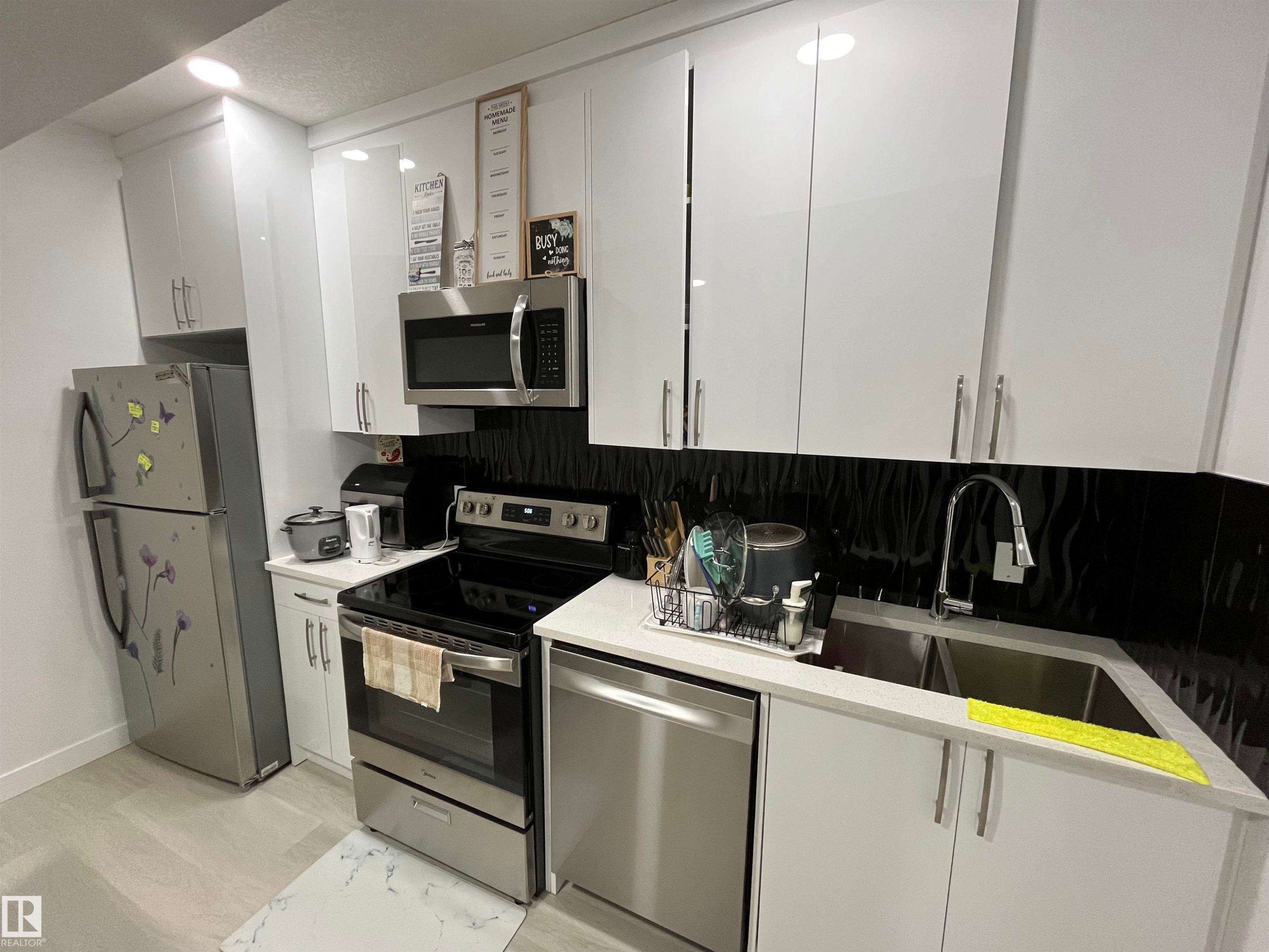 8090 Kiriak Link Sw, Edmonton, AB - Indoor Photo Showing Kitchen